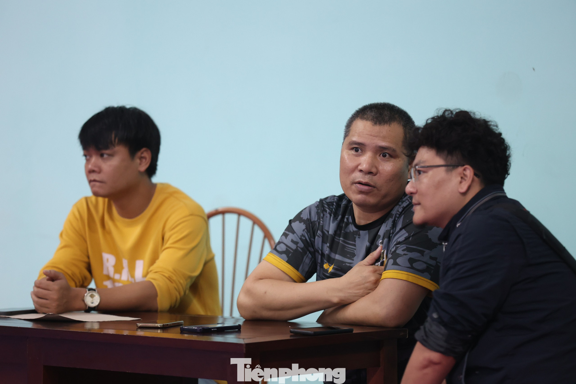 Trao đổi với Báo Tiền Phong, HLV Nguyễn Văn Hùng (giữa) cho biết các VĐV Pencak Silat Việt Nam đã thích ứng rất nhanh với các thay đổi của luật thi đấu mới, đồng thời nêu cao quyết tâm trước SEA Games 32. Trao đổi với Báo Tiền Phong, HLV Nguyễn Văn Hùng (giữa) cho biết các VĐV Pencak Silat Việt Nam đã thích ứng rất nhanh với các thay đổi của luật thi đấu mới, đồng thời nêu cao quyết tâm trước SEA Games 32.