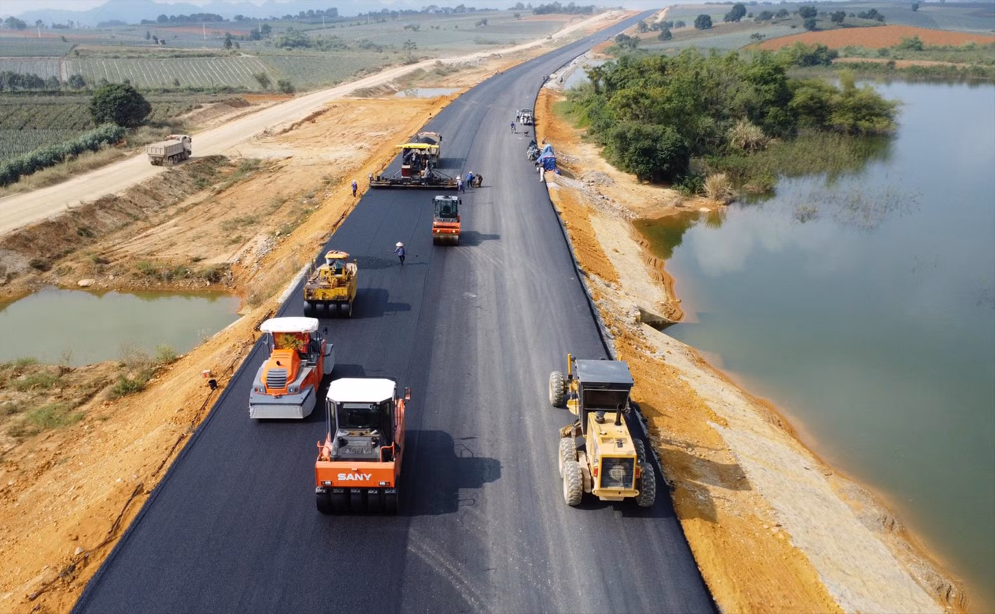 Năm 2022, hàng loạt công trình giao thông trọng điểm quốc gia được thông qua đầu tư và thúc tiến độ hoàn thành (ảnh minh hoạ).