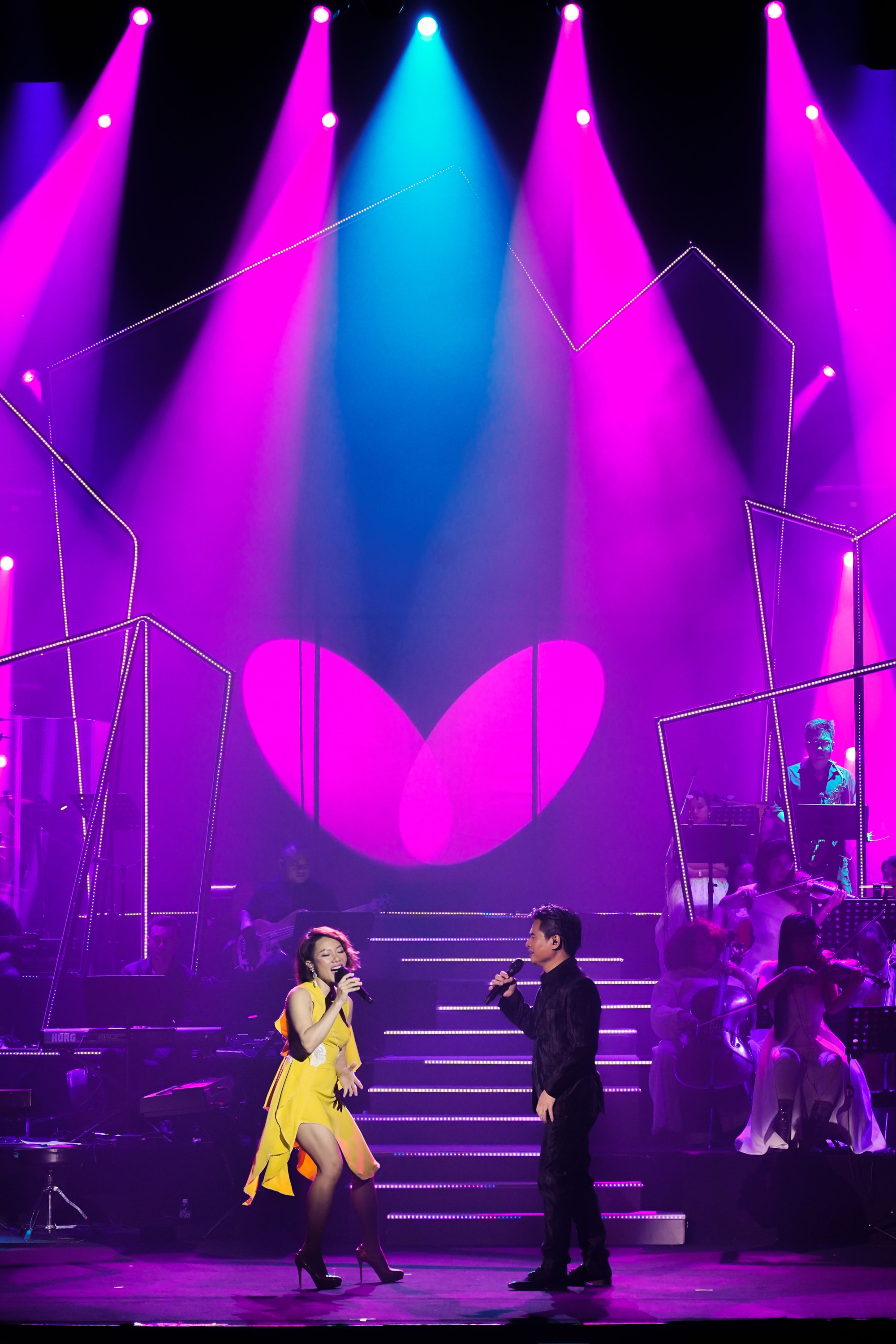 Hà Trần cùng Tấn Minh song ca Chuyện của mặt trời chuyện của chúng ta. Ảnh: BTC