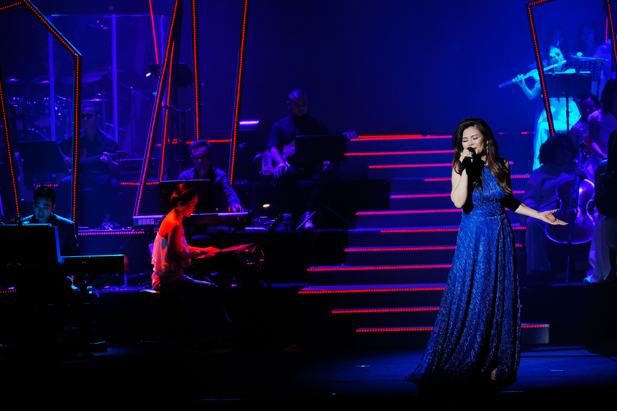 Con gái nhạc sĩ Phú Quang - nghệ sĩ piano Trinh Hương đệm cho Ngọc Anh trong một tiết mục.