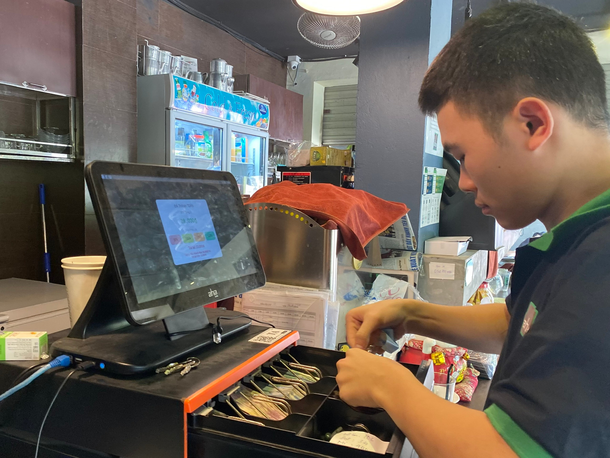 Từ 1/6, hộ kinh doanh có doanh thu lớn buộc phải sử dụng hóa đơn điện tử khởi tạo từ máy tính tiền kết nối trực tiếp với cơ quan thuế. Từ 1/6, hộ kinh doanh có doanh thu lớn buộc phải sử dụng hóa đơn điện tử khởi tạo từ máy tính tiền kết nối trực tiếp với cơ quan thuế.