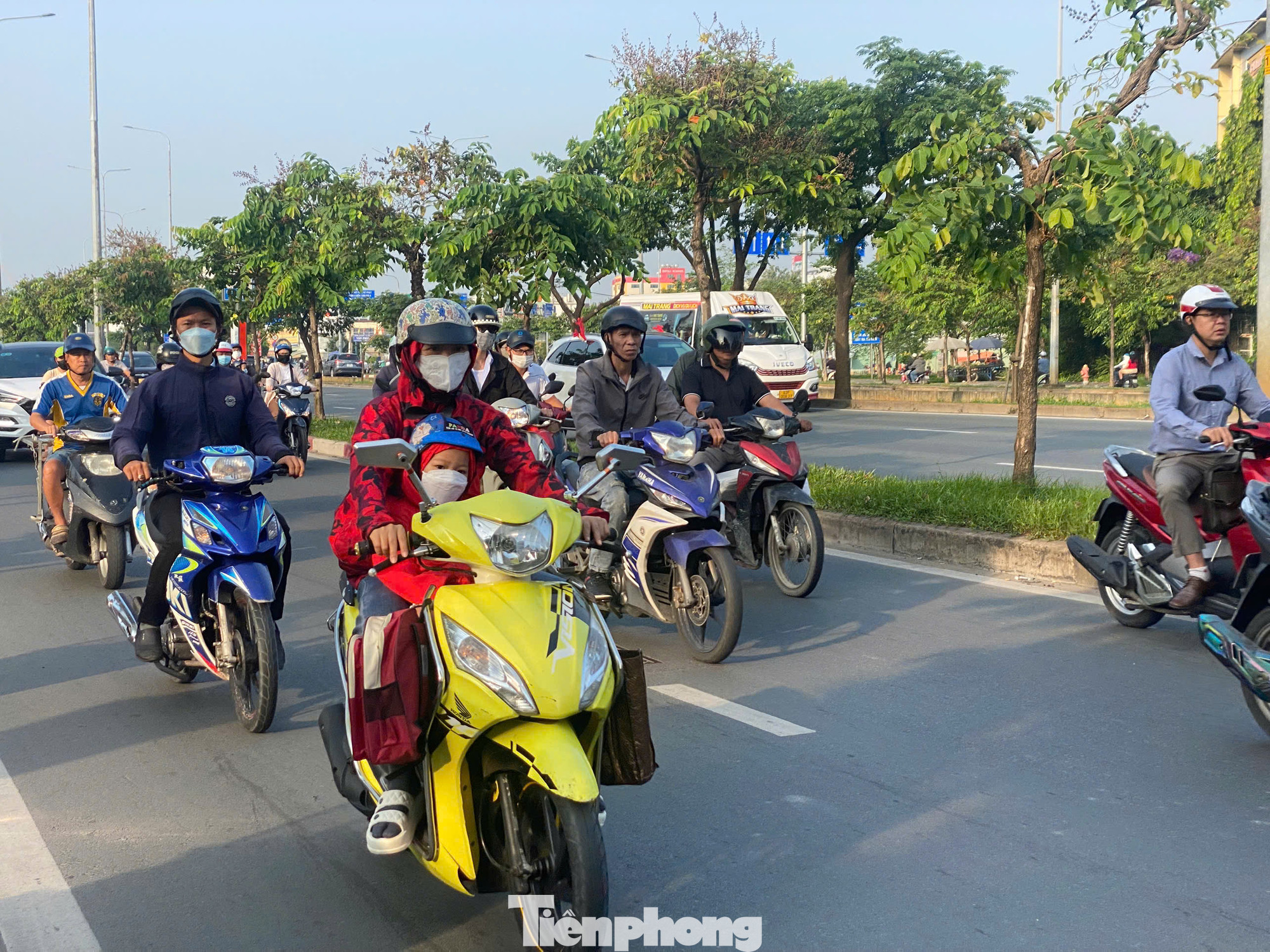 Các em nhỏ được cha mẹ mặc áo khoác, đeo khẩu trang để giữ ấm. Ảnh: Hữu Huy