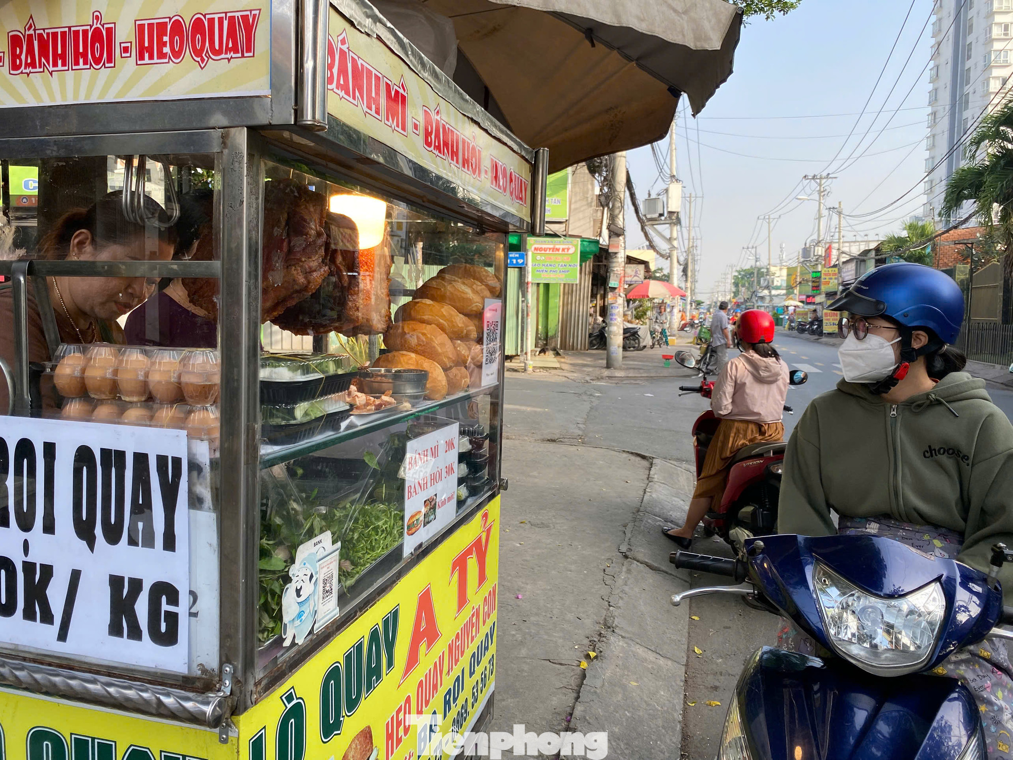 Người dân ra đường phải khoác thêm áo, đeo găng tay, khẩu trang để giữ ấm cơ thể. Ảnh: Hữu Huy