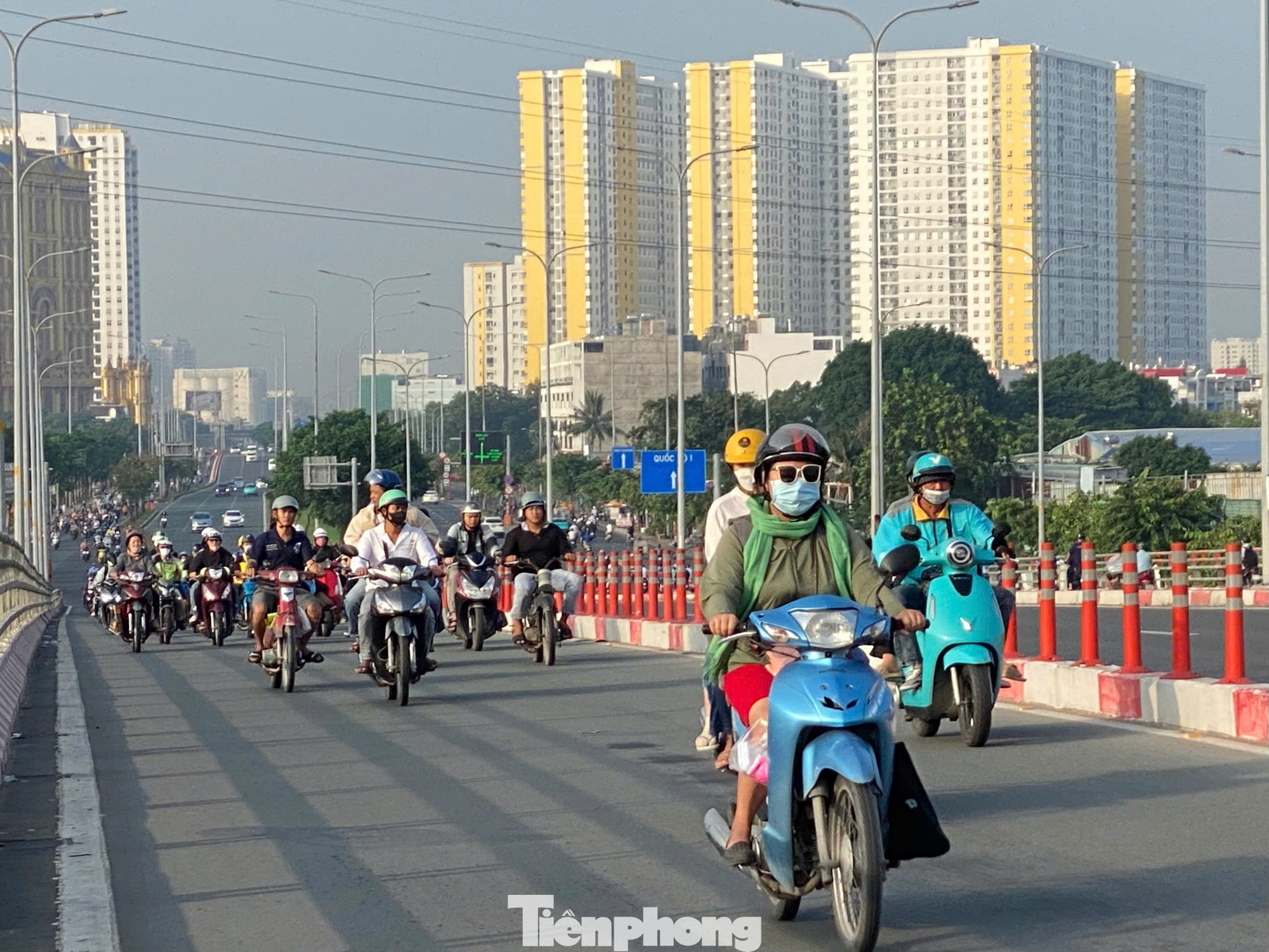 Người dân choàng khăn, khoác thêm áo để giữ ấm cơ thể. Ảnh: Hữu Huy