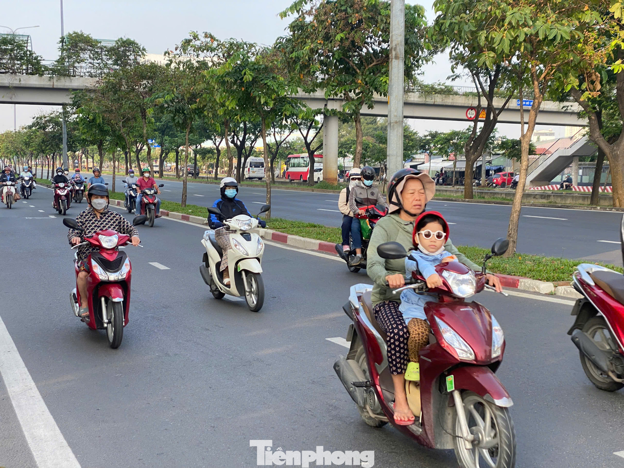 Các em nhỏ được cha mẹ mặc áo khoác, đeo khẩu trang để giữ ấm. Ảnh: Hữu Huy