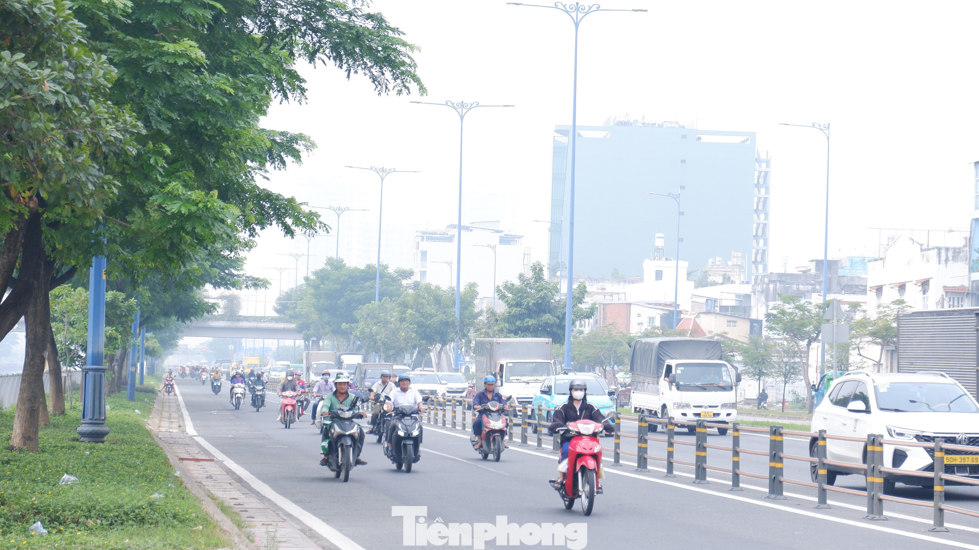 Sương trắng mờ đục trên khu vực đường Võ Văn Kiệt (quận 1) khiến tầm nhìn bị hạn chế. Ảnh: Hữu Huy Sương trắng mờ đục trên khu vực đường Võ Văn Kiệt (quận 1) khiến tầm nhìn bị hạn chế. Ảnh: Hữu Huy