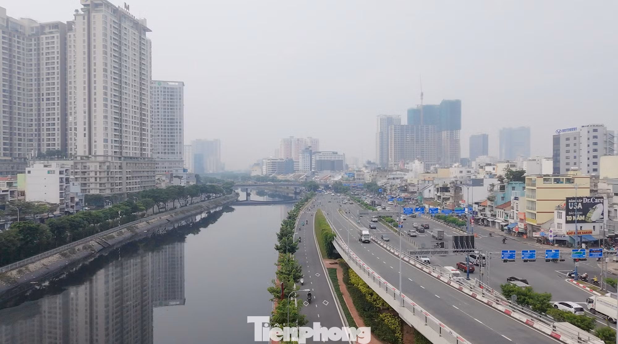 Sương mù tại khu vực kênh Bến Nghé (quận 1 và quận 4, TPHCM). Ảnh: Hữu Huy