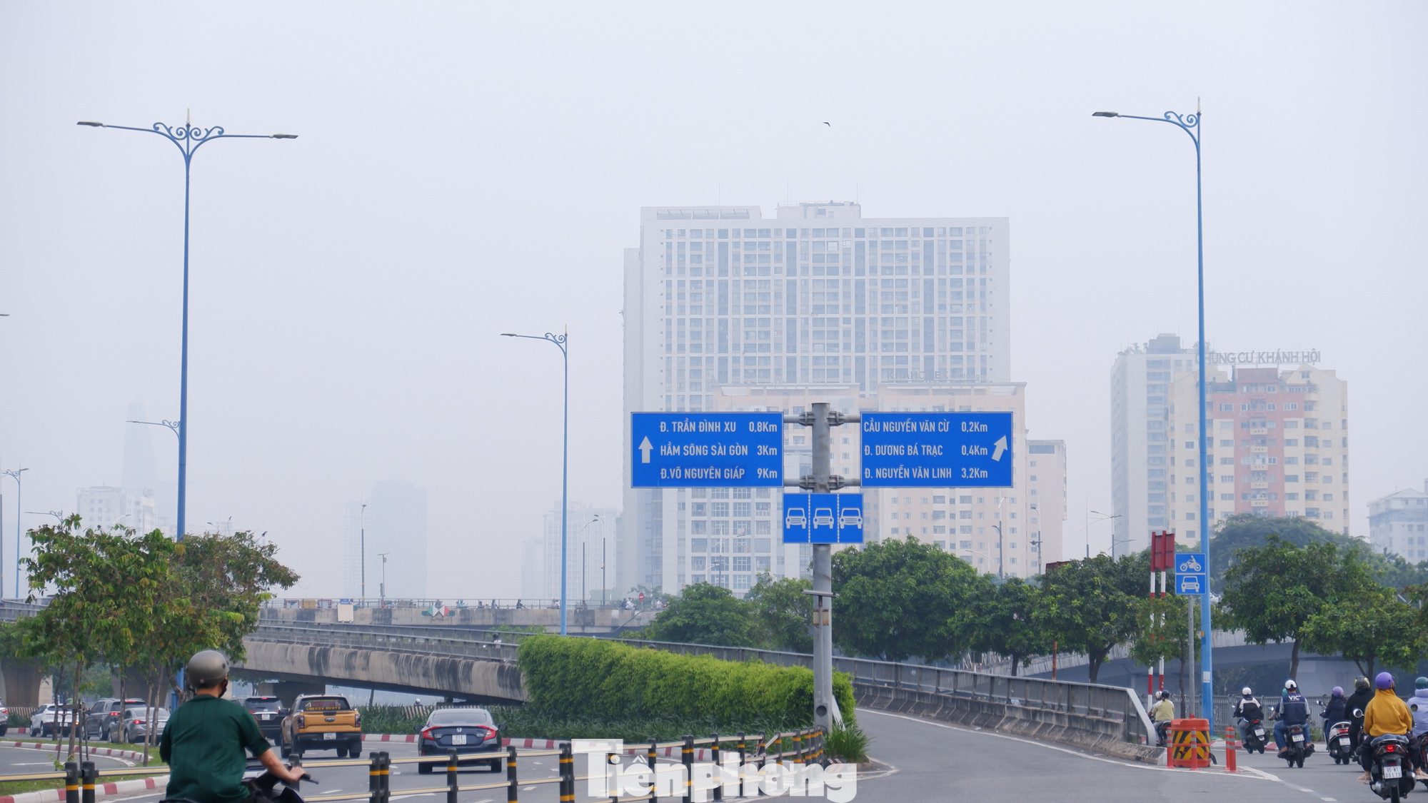 Ở khu vực cầu Nguyễn Văn Cừ (quận 5), sương trắng che khuất các tòa nhà cao tầng. Ảnh: Hữu Huy Ở khu vực cầu Nguyễn Văn Cừ (quận 5), sương trắng che khuất các tòa nhà cao tầng. Ảnh: Hữu Huy