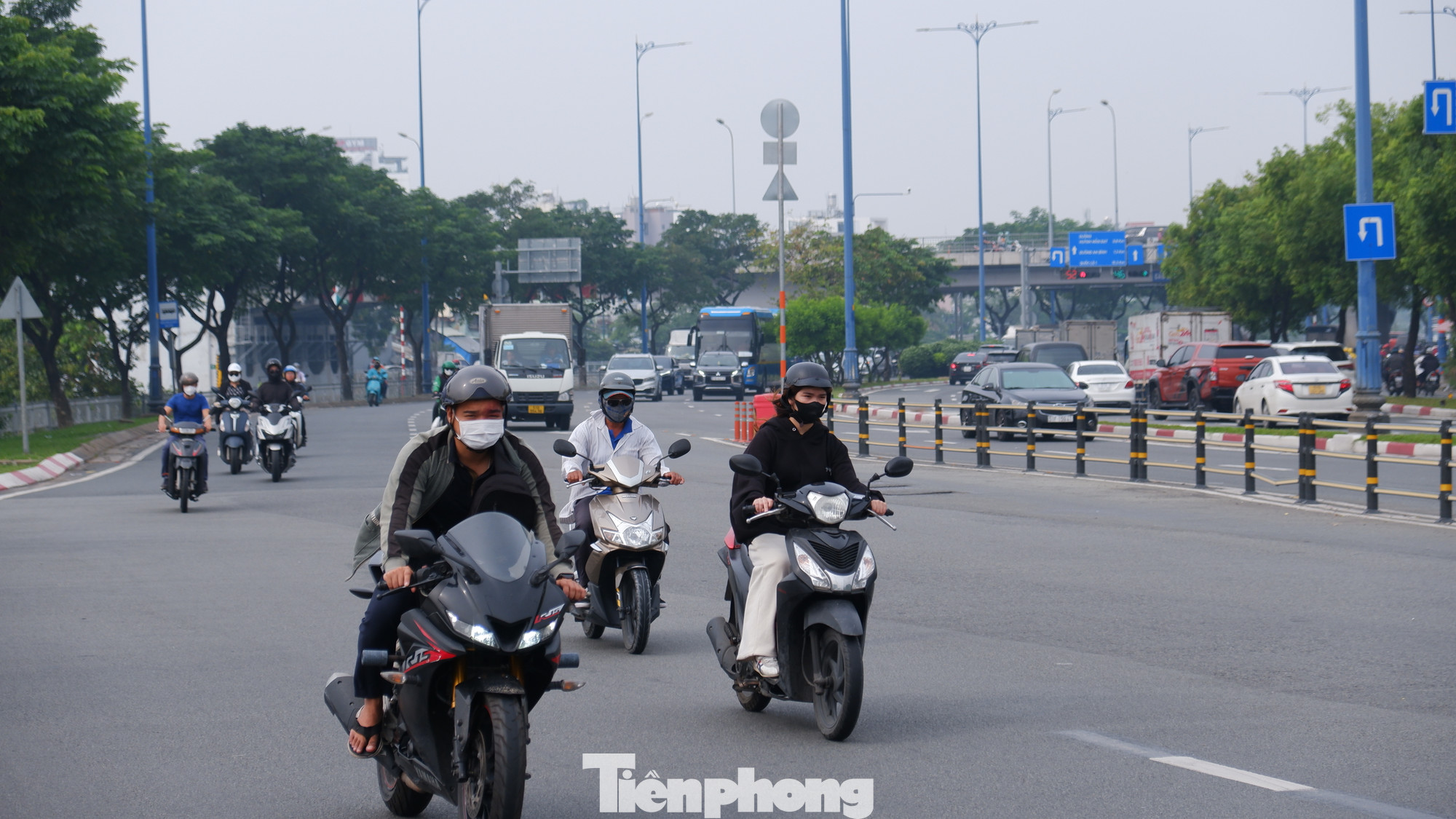 Người dân phải đeo khẩu trang khi ra đường. Ảnh: Hữu Huy Người dân phải đeo khẩu trang khi ra đường. Ảnh: Hữu Huy