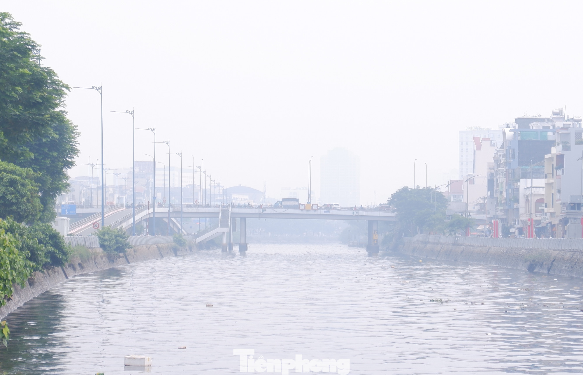 Sương mù dày đặc che khuất khu dân cư ven kênh Tàu Hủ (quận 8). Ảnh: Hữu Huy Sương mù dày đặc che khuất khu dân cư ven kênh Tàu Hủ (quận 8). Ảnh: Hữu Huy