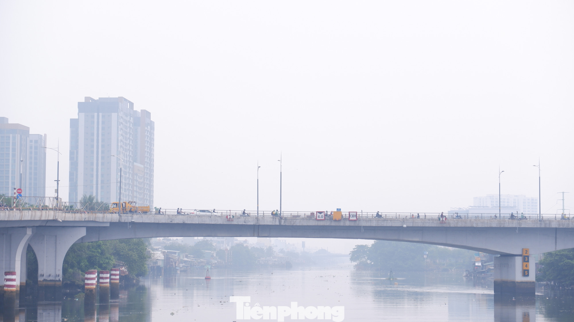 Sương mù dày đặc che khuất khu dân cư ven kênh Tàu Hủ (quận 8). Ảnh: Hữu Huy Sương mù dày đặc che khuất khu dân cư ven kênh Tàu Hủ (quận 8). Ảnh: Hữu Huy