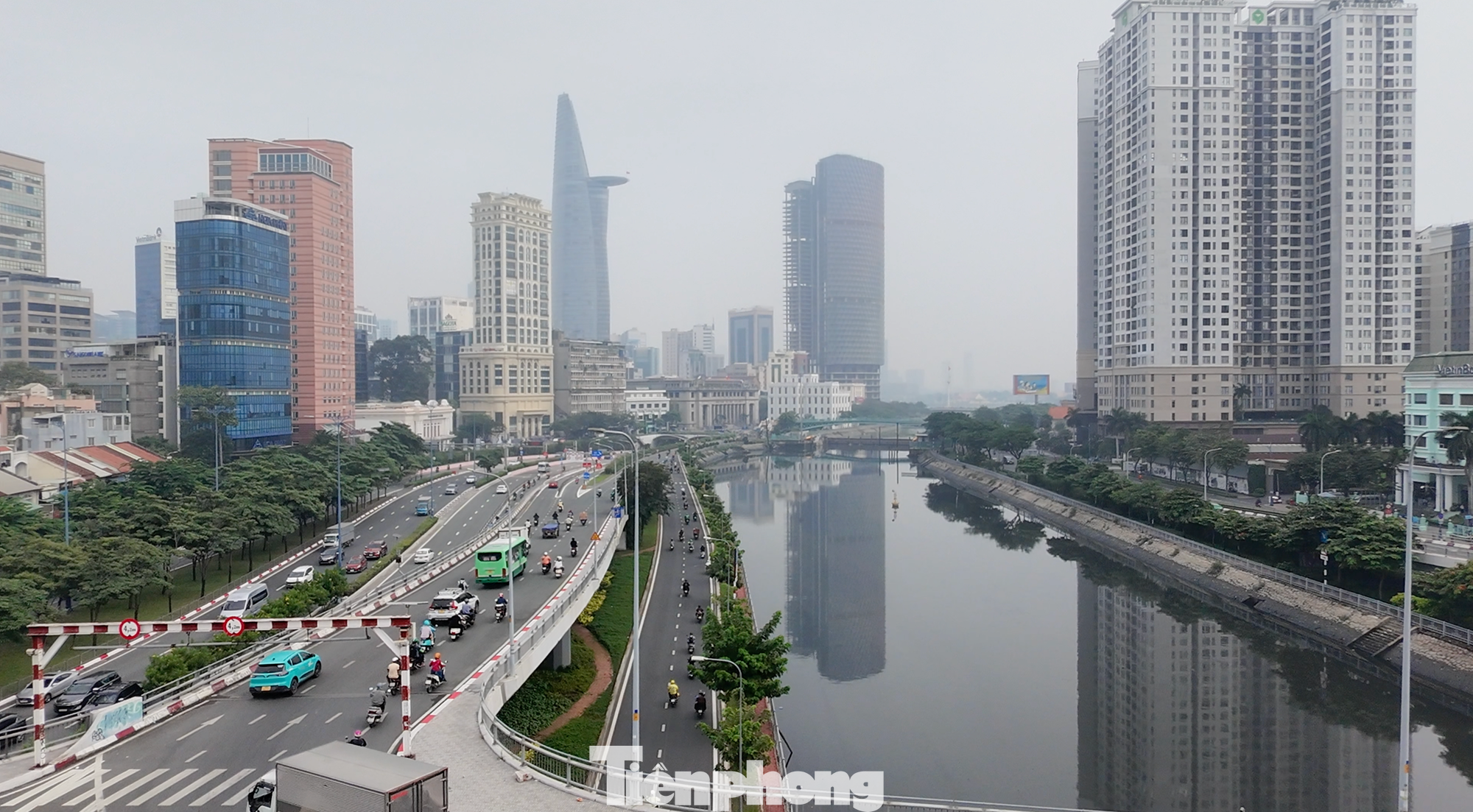 Các tòa nhà cao tầng ở trung tâm TPHCM chìm sau lớp sương mù trắng đục. Ảnh: Hữu Huy Các tòa nhà cao tầng ở trung tâm TPHCM chìm sau lớp sương mù trắng đục. Ảnh: Hữu Huy