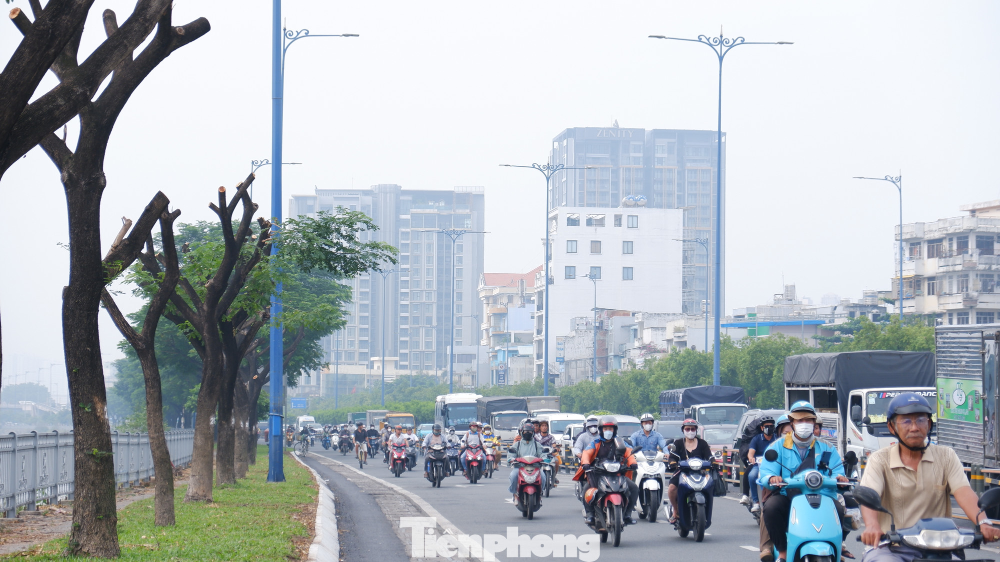 Đến hơn 9h cùng ngày, sương mù vẫn chưa tan. Ảnh: Hữu Huy Đến hơn 9h cùng ngày, sương mù vẫn chưa tan. Ảnh: Hữu Huy