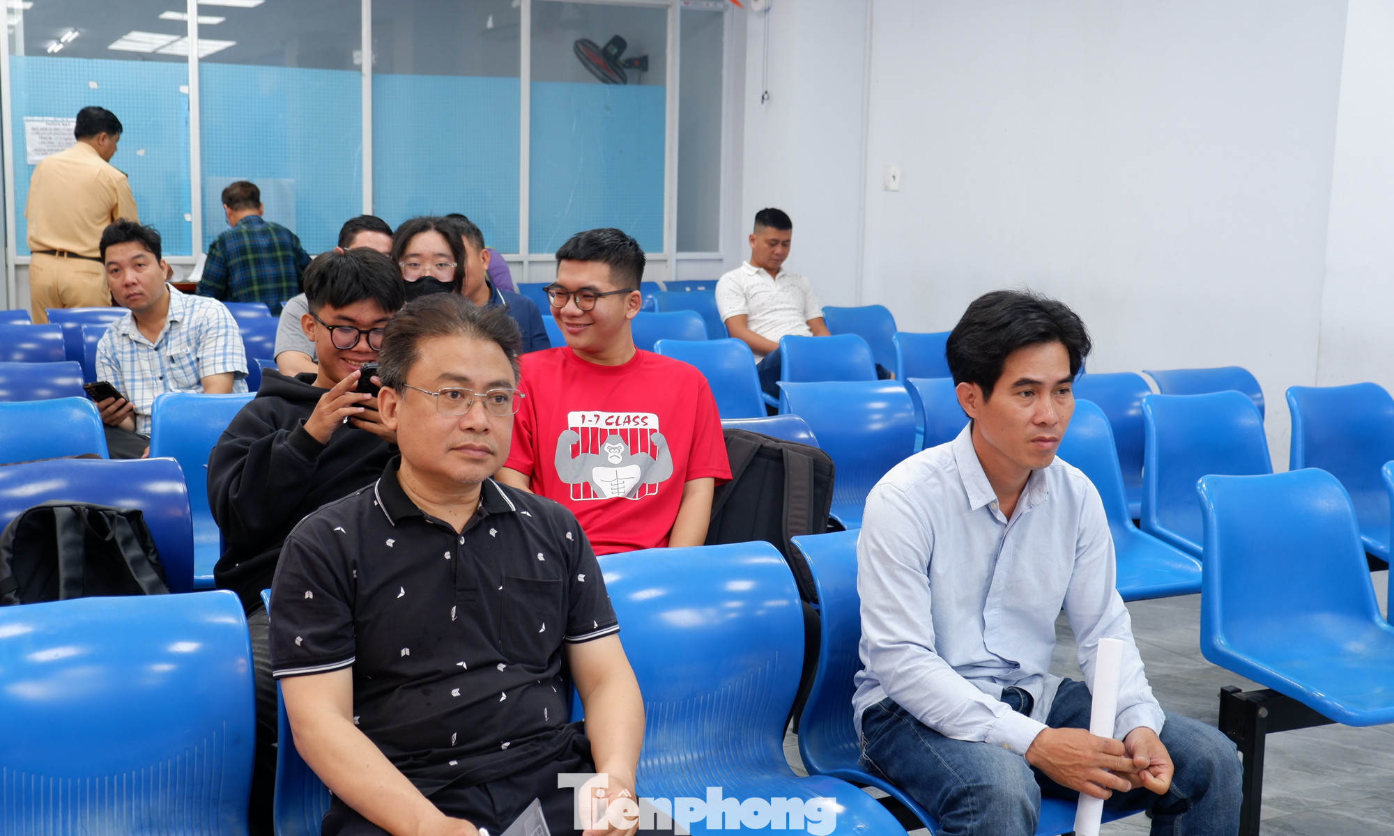 Người dân chờ làm thủ tục cấp đổi GPLX tại địa chỉ số 252 Lý Chính Thắng, phường 9, quận 3. Ảnh: Hữu Huy