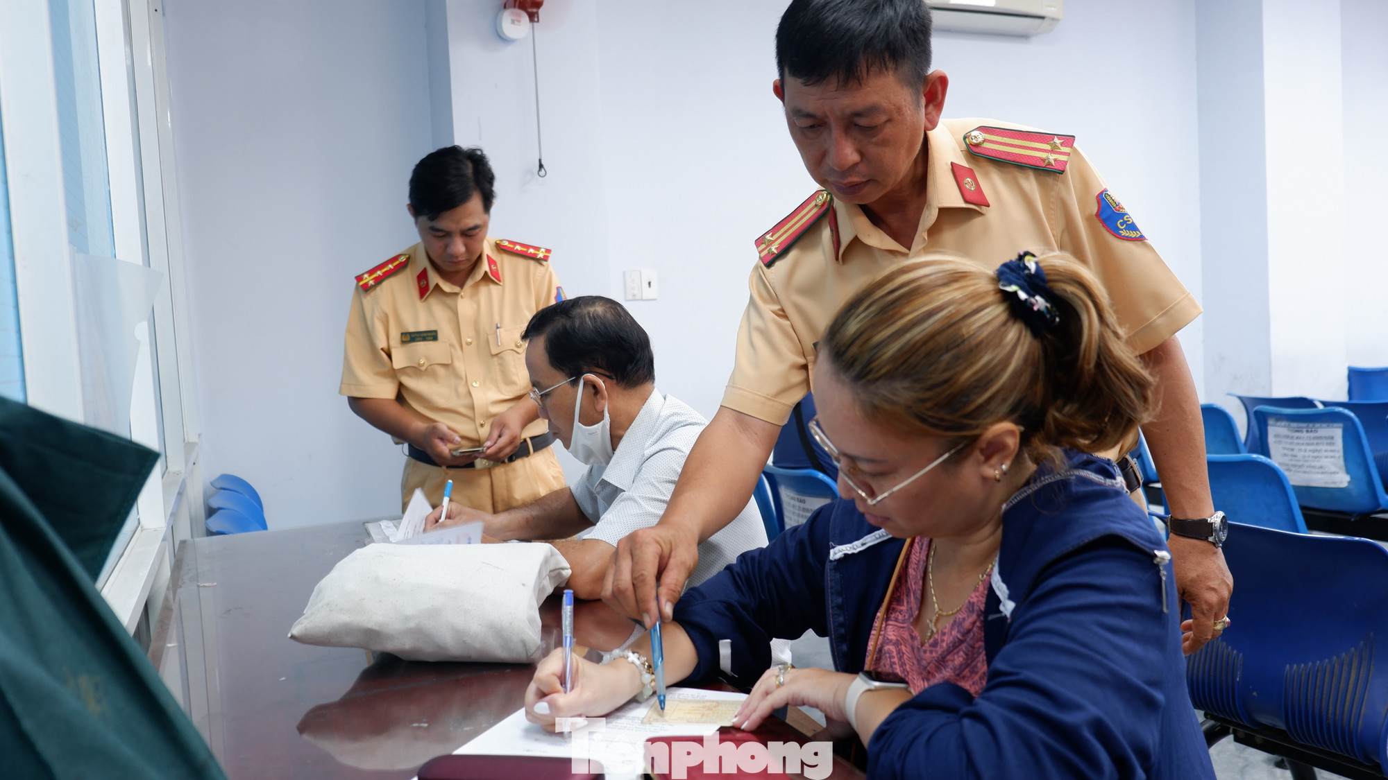 Người dân được hướng dẫn cụ thể khi điền thông tin vào đơn đề nghị cấp đổi GPLX.