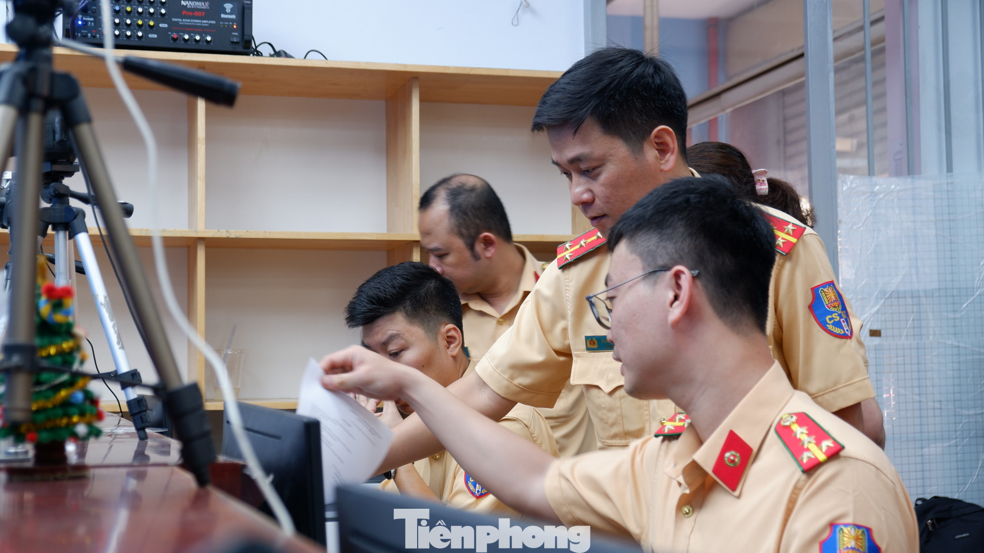 Theo đại diện Phòng CSGT - Công an TPHCM, kể từ ngày 1/3, Công an Thành phố sẽ tiếp nhận hồ sơ sát hạch, đổi, cấp lại giấy phép lái xe trên địa bàn TP. Các thủ tục hành chính về cấp, đổi GPLX sẽ không thay đổi khi thực hiện chuyển giao giữa Bộ GTVT và Bộ Công an.