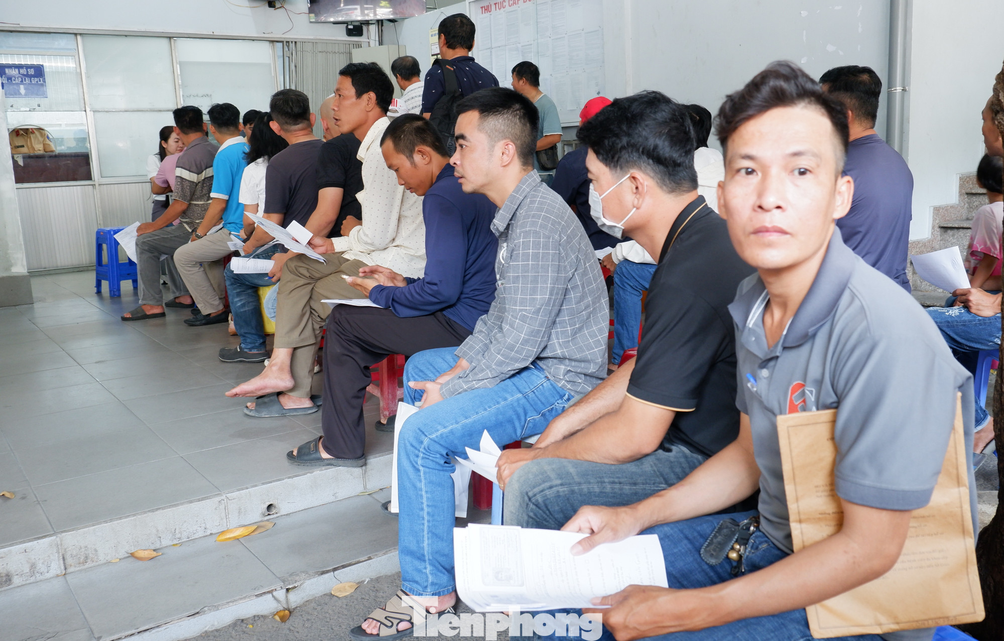 Người dân ngồi chờ làm thủ tục cấp đổi giấy phép lái xe tại số 111, Tân Sơn Nhì, quận Tân Phú. Người dân ngồi chờ làm thủ tục cấp đổi giấy phép lái xe tại số 111, Tân Sơn Nhì, quận Tân Phú.