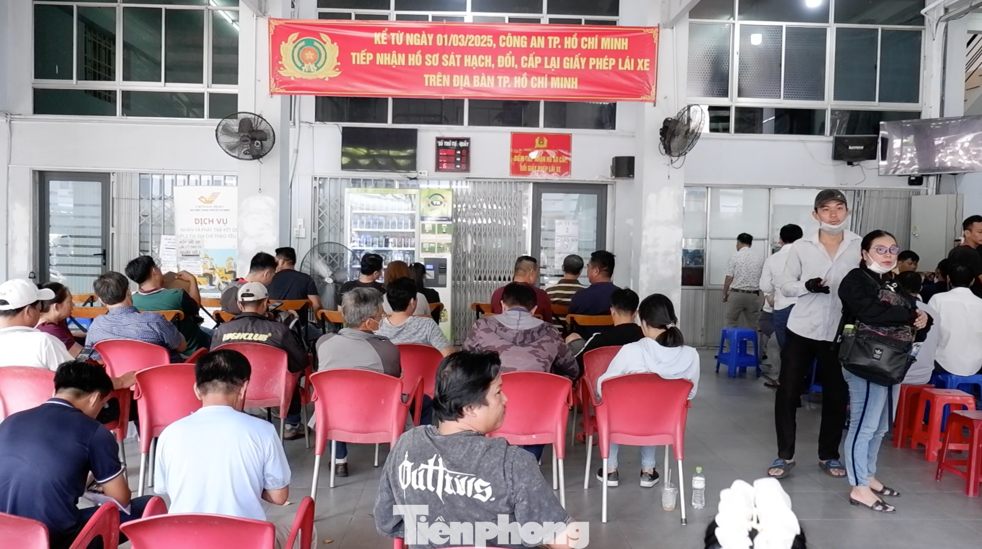 Điểm cấp đổi GPLX tại số 111 Tân Sơn Nhì, quận Tân Phú sáng 3/3. Điểm cấp đổi GPLX tại số 111 Tân Sơn Nhì, quận Tân Phú sáng 3/3.