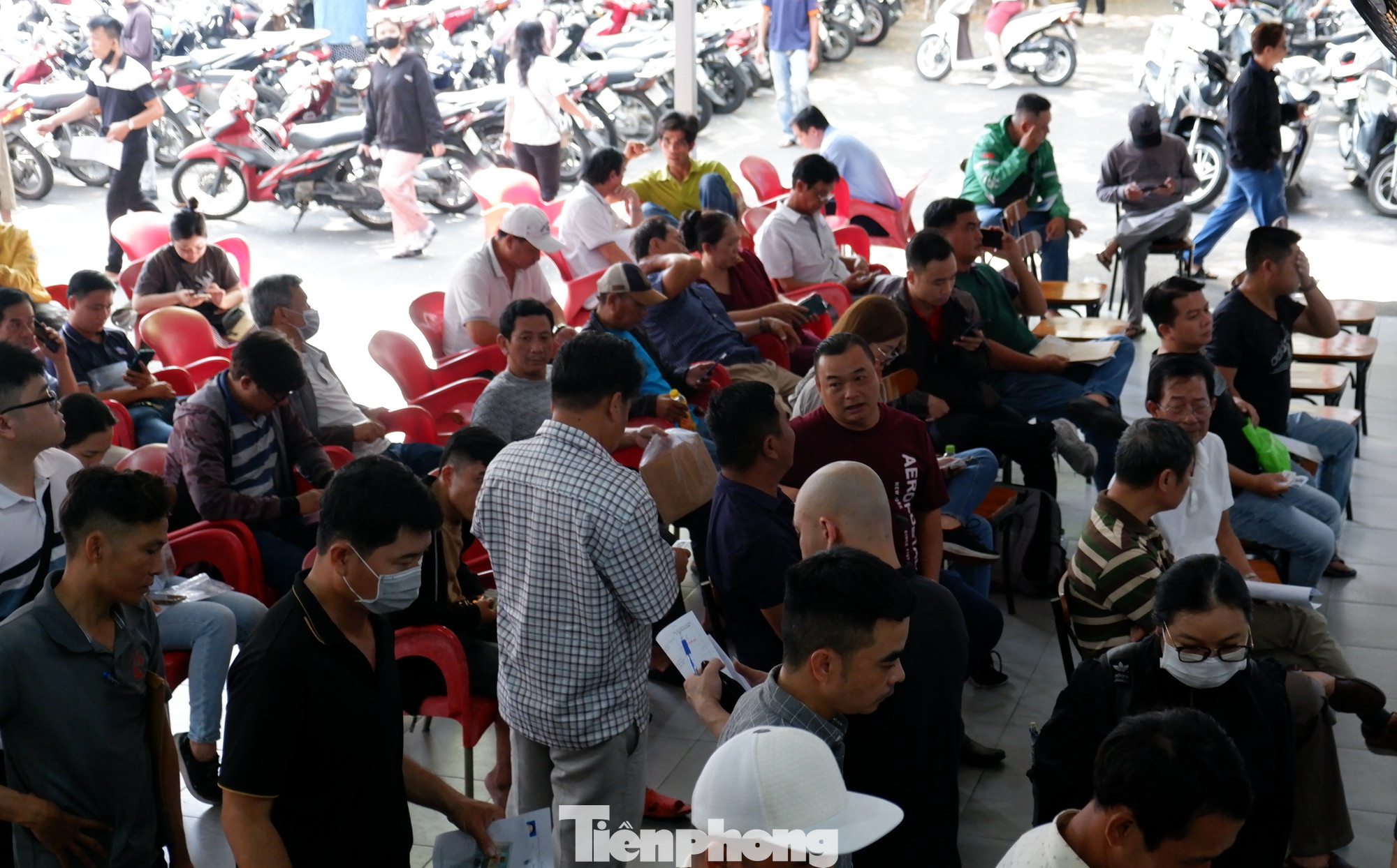 Trong buổi sáng đầu tuần, các điểm cấp đổi GPLX ở TPHCM tấp nập người đến làm thủ tục. Trong buổi sáng đầu tuần, các điểm cấp đổi GPLX ở TPHCM tấp nập người đến làm thủ tục.