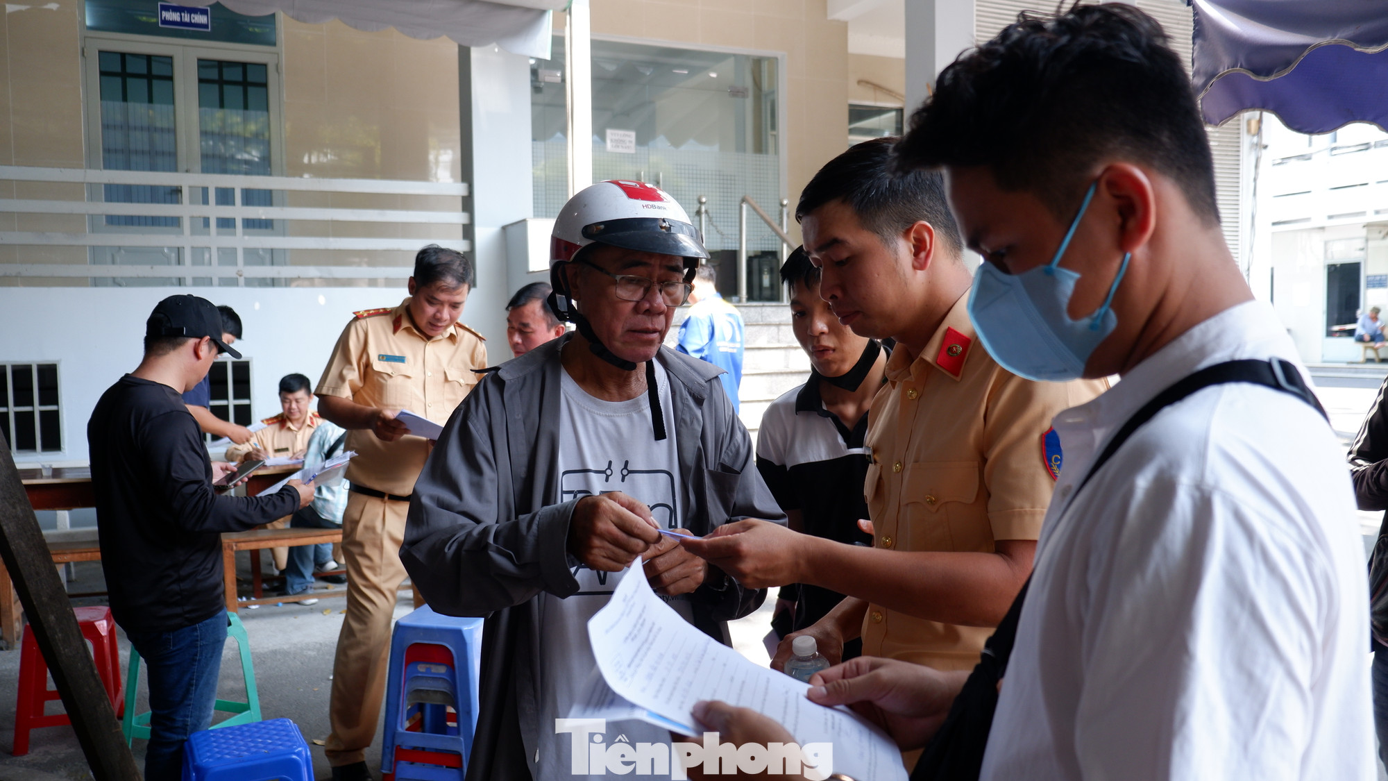 Các cán bộ CSGT nhiệt tình hướng dẫn chi tiết cho từng trường hợp và giải đáp thắc mắc của người dân trong quá trình xin cấp đổi giấy phép lái xe. Các cán bộ CSGT nhiệt tình hướng dẫn chi tiết cho từng trường hợp và giải đáp thắc mắc của người dân trong quá trình xin cấp đổi giấy phép lái xe.