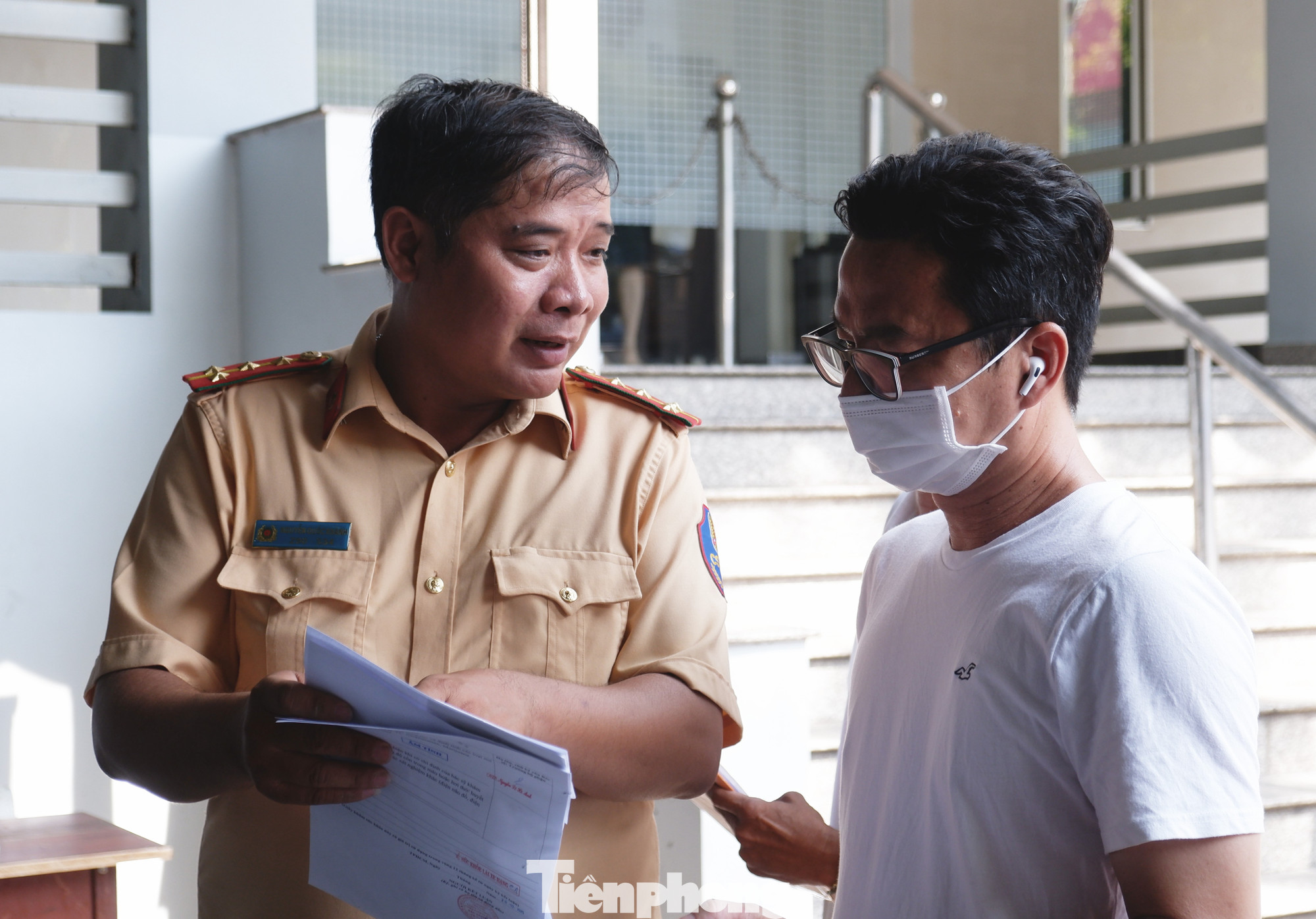 Các cán bộ CSGT nhiệt tình hướng dẫn chi tiết cho từng trường hợp và giải đáp thắc mắc của người dân trong quá trình xin cấp đổi giấy phép lái xe. Các cán bộ CSGT nhiệt tình hướng dẫn chi tiết cho từng trường hợp và giải đáp thắc mắc của người dân trong quá trình xin cấp đổi giấy phép lái xe.