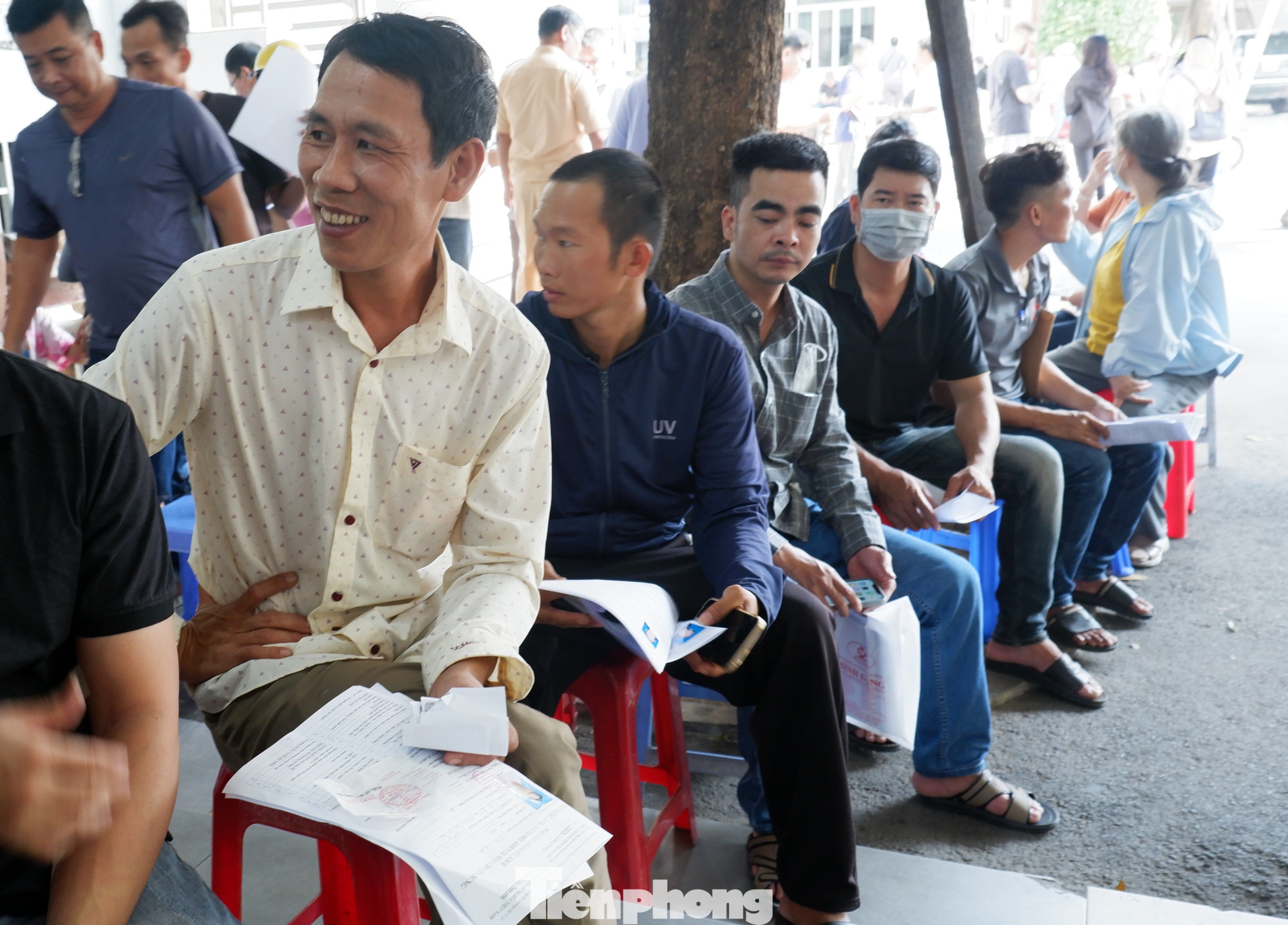 Người dân xếp hàng chờ làm thủ tục trong trật tự. Người dân xếp hàng chờ làm thủ tục trong trật tự.