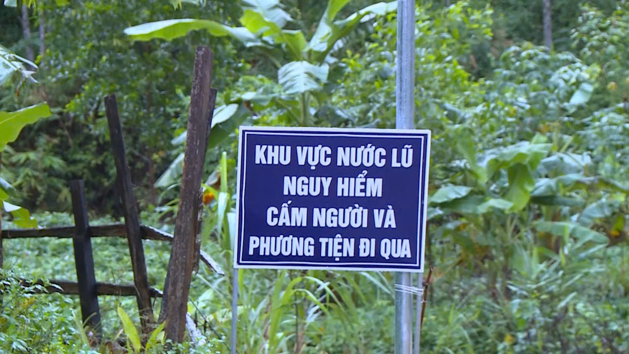 Cấm người và phương tiện qua lại những khu vực nước lũ. Cấm người và phương tiện qua lại những khu vực nước lũ.