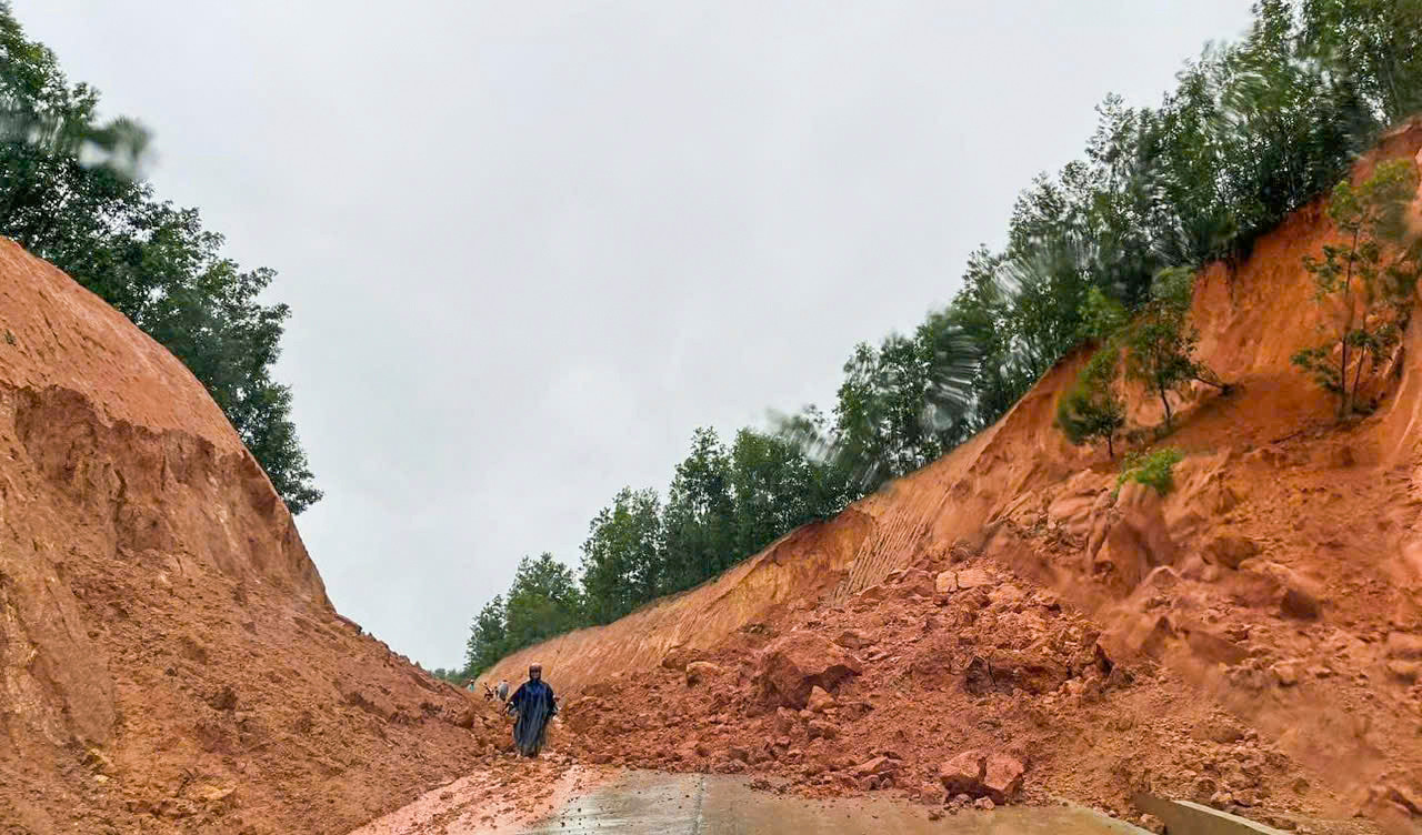 Tuyến đường từ thôn 4 (xã An Hưng, huyện An Lão) đi xã Hoài Sơn (thị xã Hoài Nhơn) bị sạt lở nghiêm trọng, chiều 23/11. Tuyến đường từ thôn 4 (xã An Hưng, huyện An Lão) đi xã Hoài Sơn (thị xã Hoài Nhơn) bị sạt lở nghiêm trọng, chiều 23/11.