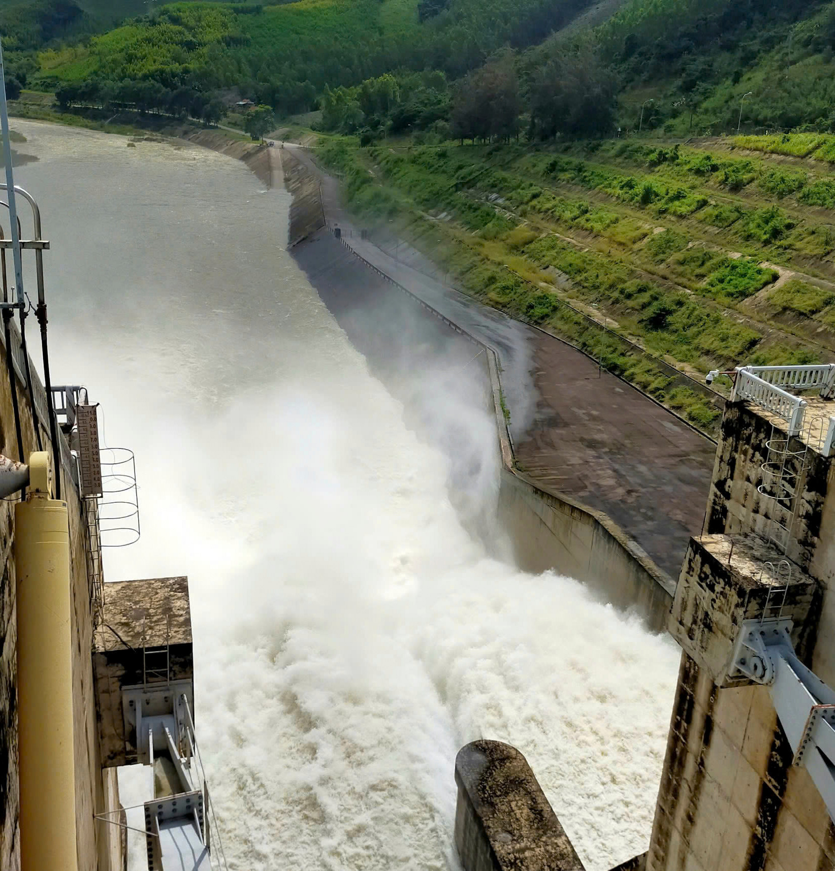 Nước qua cửa tràn hồ Định Bình chảy về hạ lưu sông Kôn trưa ngày 24/11. Ảnh: A.Q Nước qua cửa tràn hồ Định Bình chảy về hạ lưu sông Kôn trưa ngày 24/11. Ảnh: A.Q