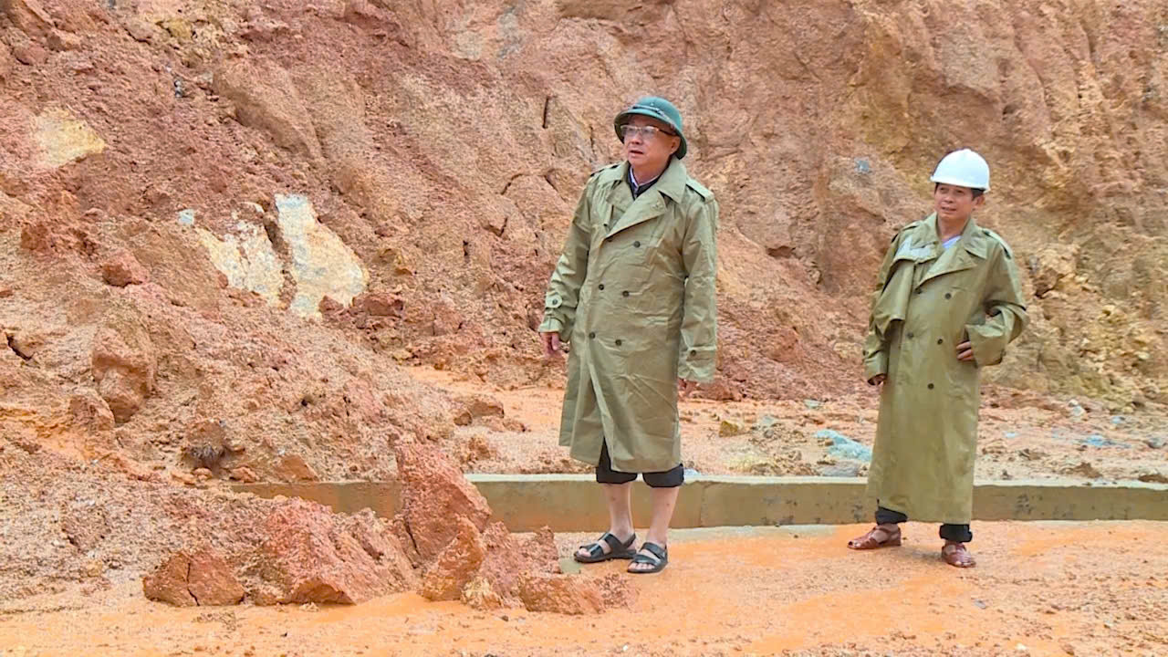 Lãnh đạo UBND huyện An Lão đi kiểm tra các vị trí sạt lở. Lãnh đạo UBND huyện An Lão đi kiểm tra các vị trí sạt lở.