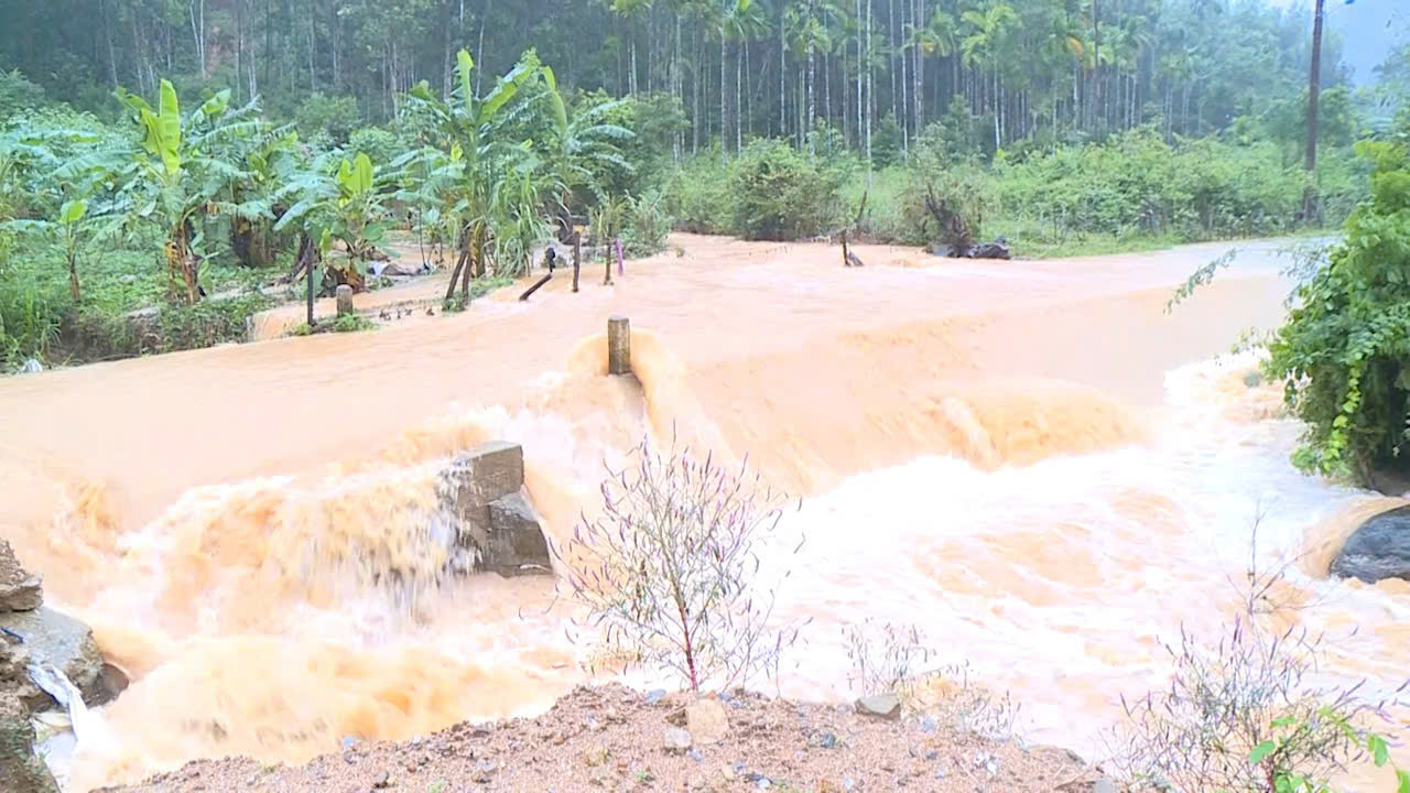 Cấm người và phương tiện qua lại những khu vực nước lũ. Cấm người và phương tiện qua lại những khu vực nước lũ.