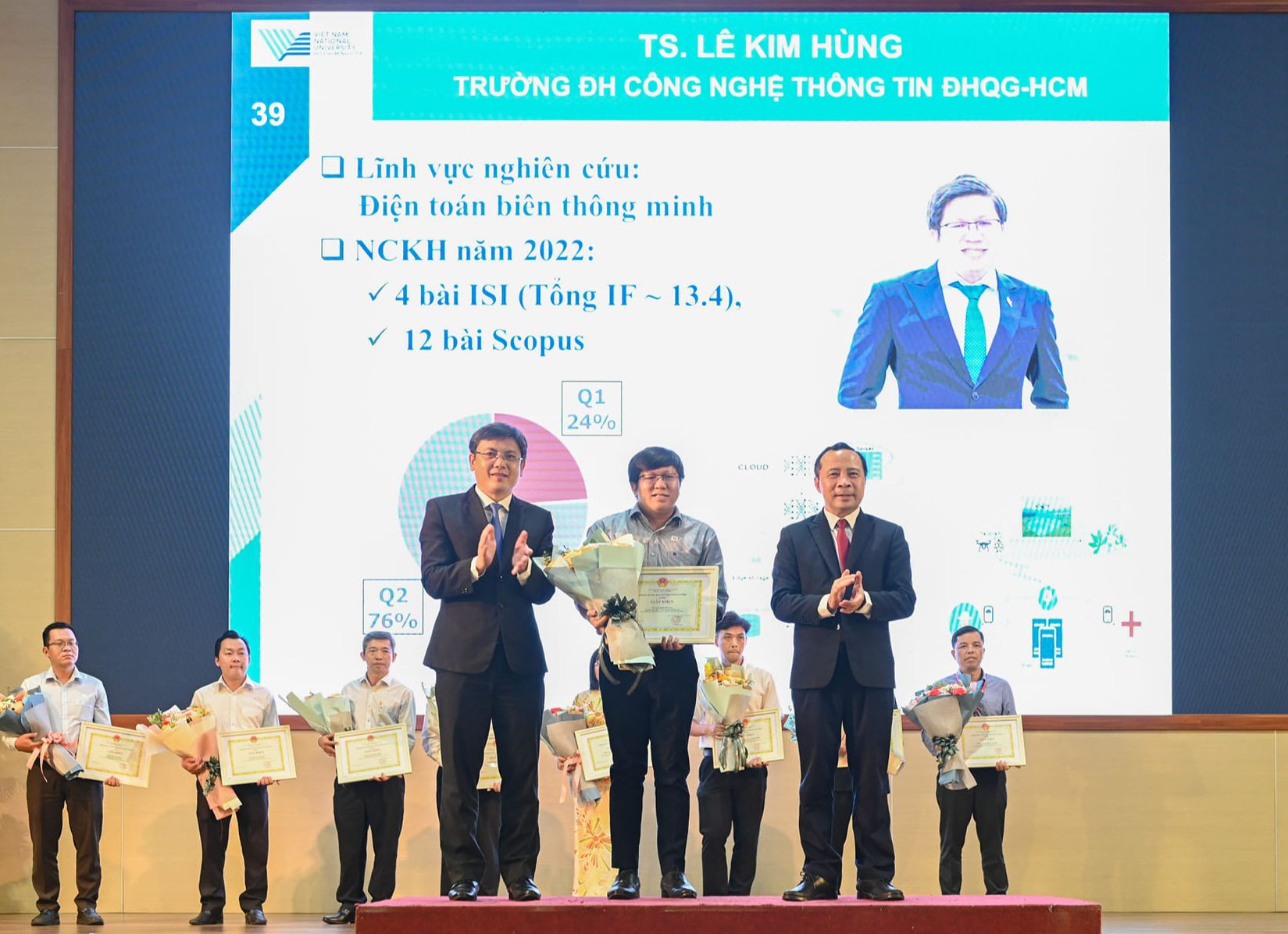 TS. Lê Kim Hùng nhận giải thưởng NCKH tại Đại học Quốc gia TPHCM.