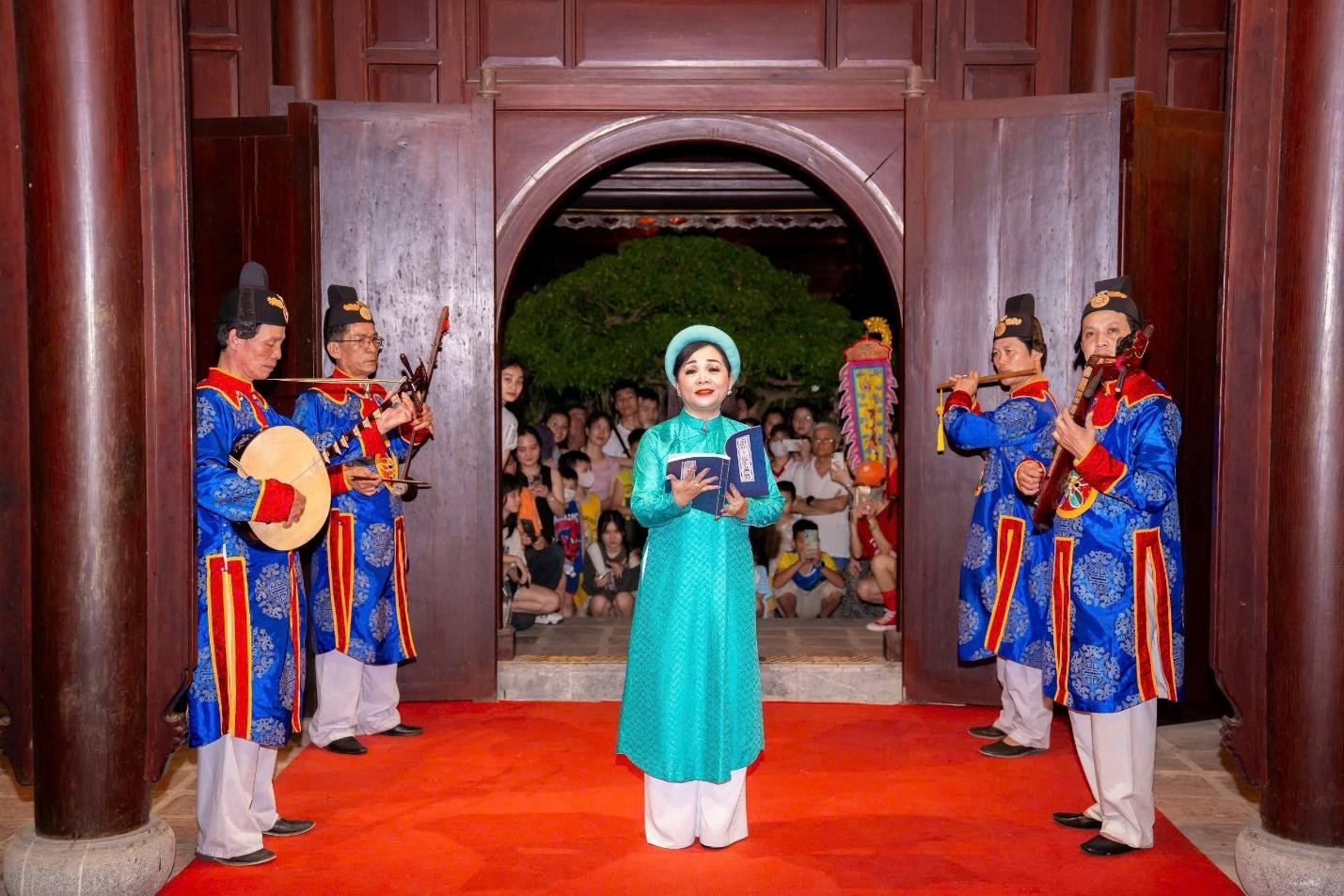 Ca nương biểu diễn “Ngự Hương trà ngát hoàng cung”.