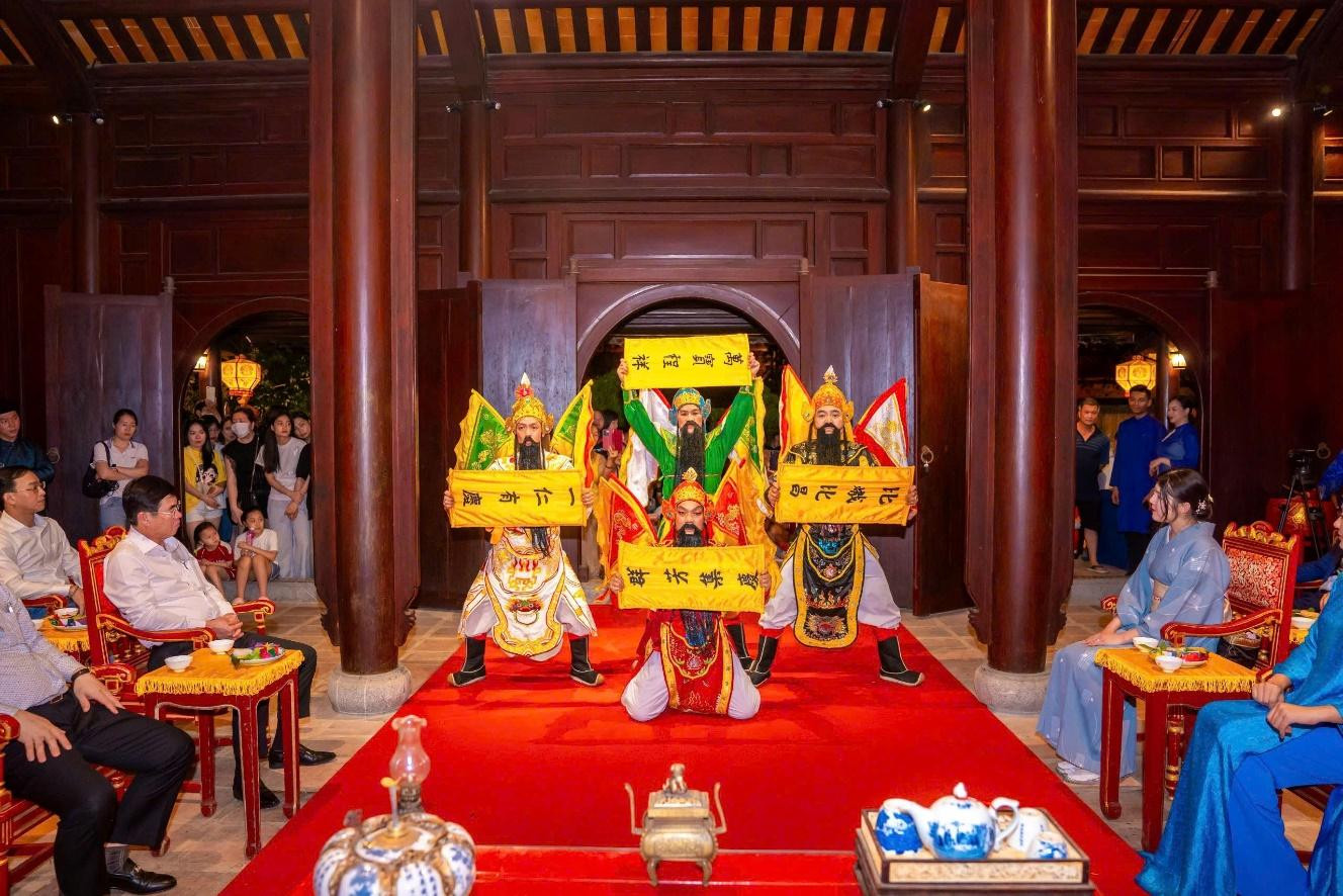 Tứ trụ thiên thần biểu diễn Trình tường tập khánh mừng thọ nhà vua.