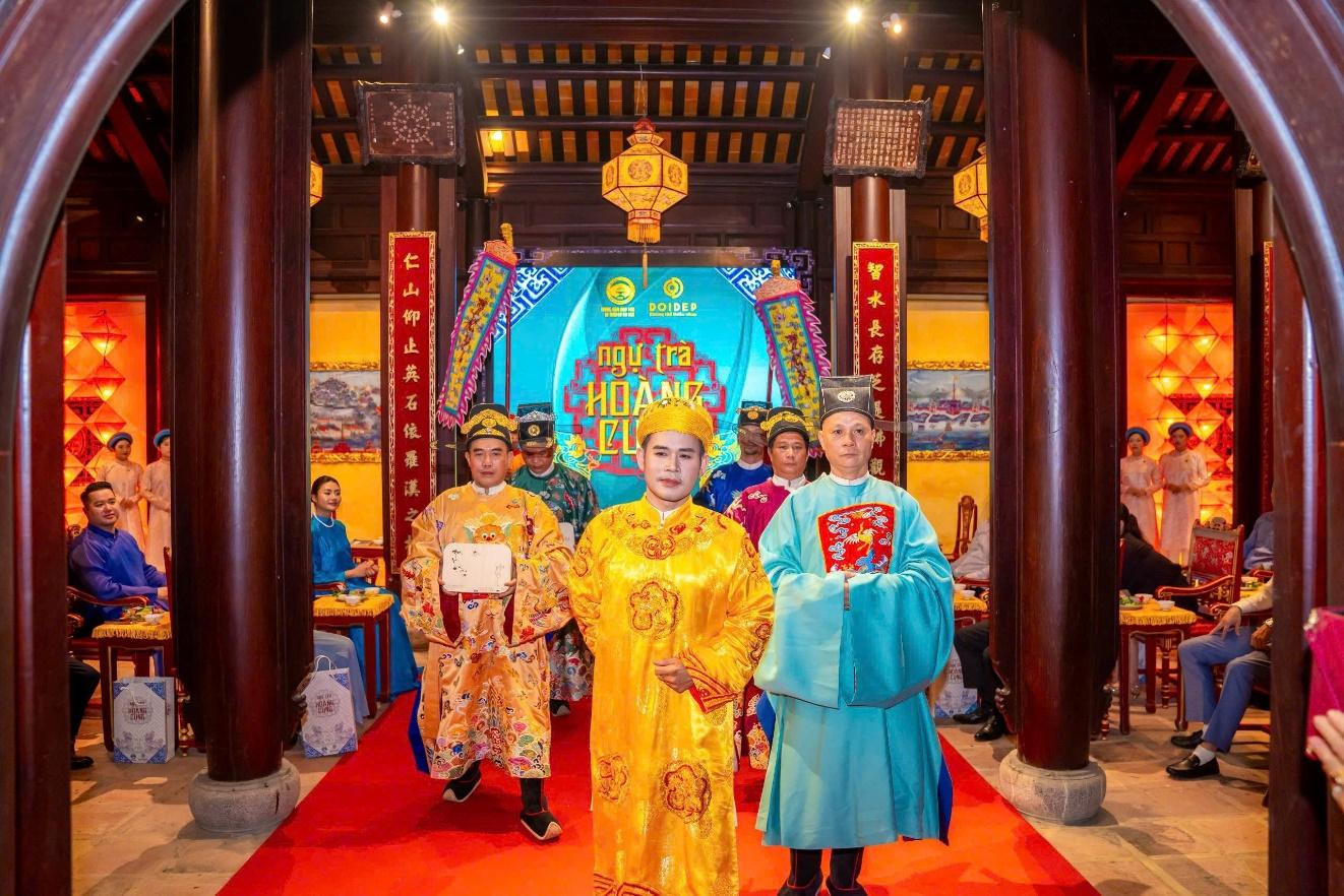 Nhà vua ban Ngự trà cho các quan đại thần.