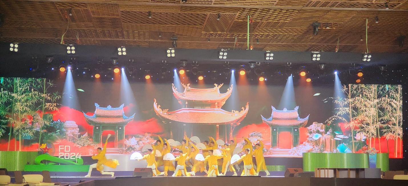 Chương trình nghệ thuật tinh hoa Quốc ẩm Việt trà do thương hiệu Đôi Dép đầu tư, lần đầu tiên trình diễn tại hội nghị đối thoại hữu nghị lần 2 trong khuôn khổ Diễn đàn kinh tế TPHCM 2024.