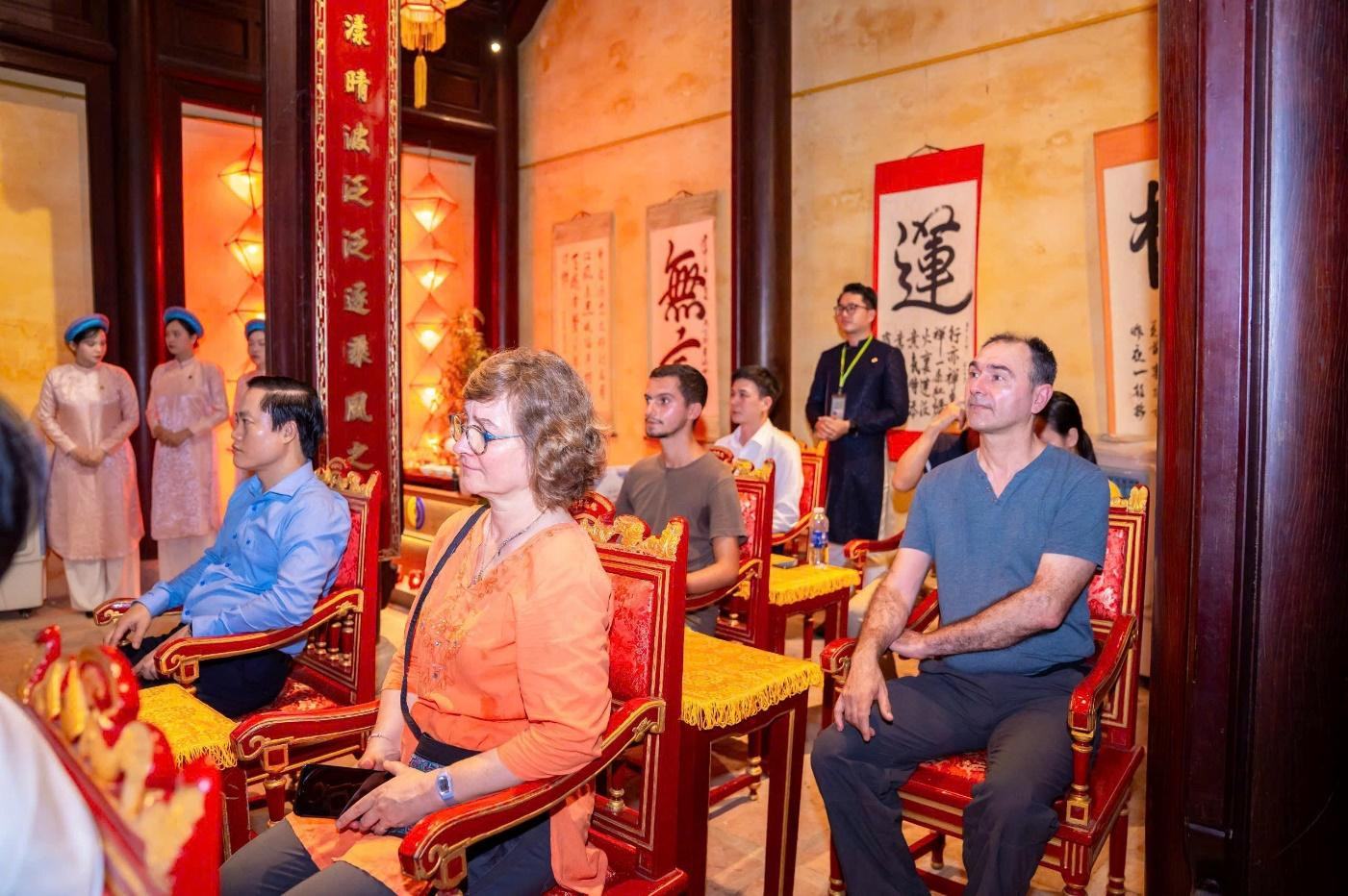 Du khách nước ngoài thích thú được thưởng thức Ngự trà.