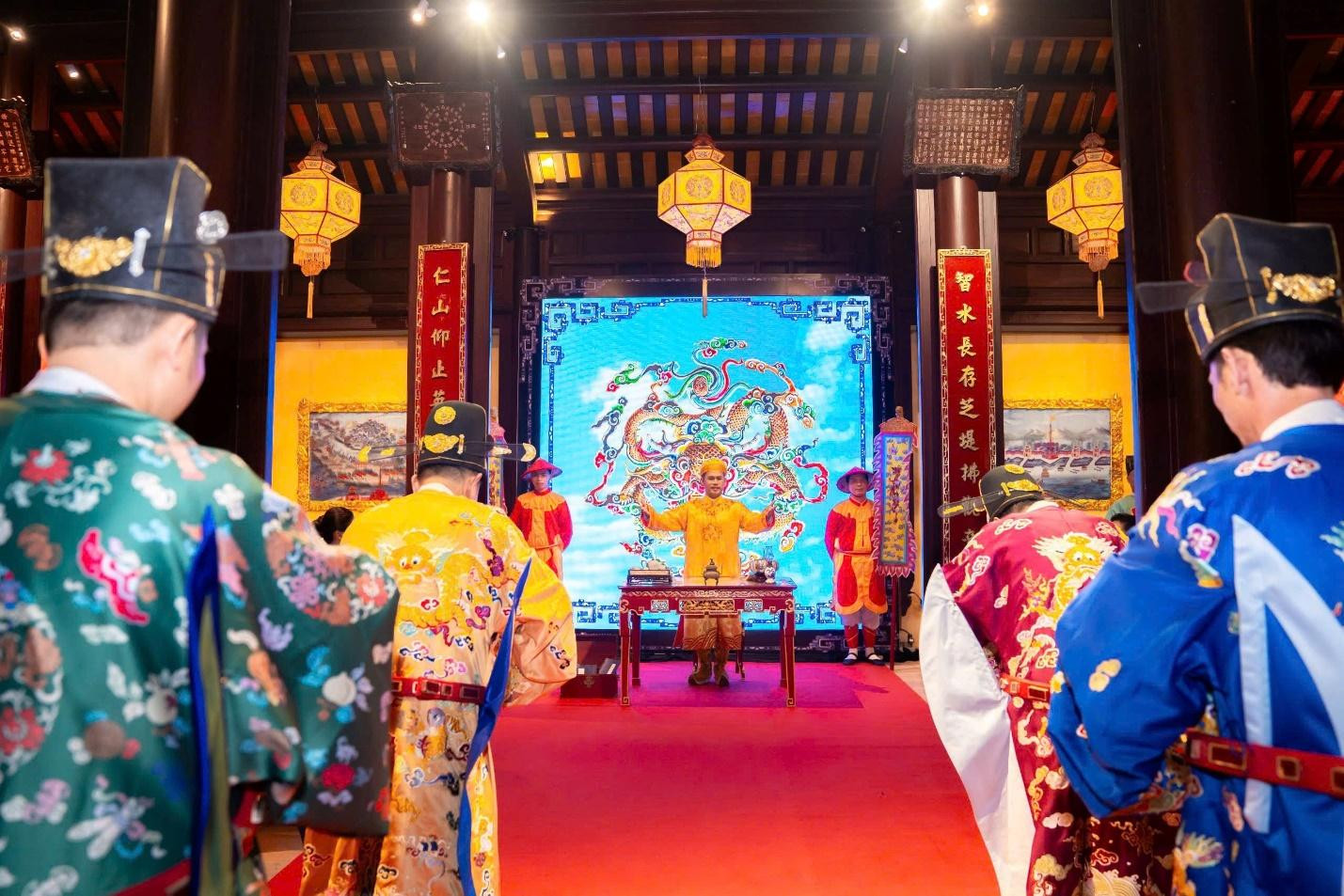 Nhà vua mở tiệc ngự trà.