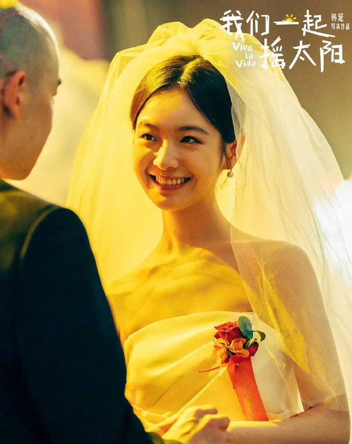 Phim Chúng ta cùng nhau rung chuyển mặt trời của Lý Canh Hy từng phải rút khỏi rạp chiếu vì doanh thu bết bát. Nhưng cô bất ngờ giành giải Ảnh hậu. Phim Chúng ta cùng nhau rung chuyển mặt trời của Lý Canh Hy từng phải rút khỏi rạp chiếu vì doanh thu bết bát. Nhưng cô bất ngờ giành giải Ảnh hậu.