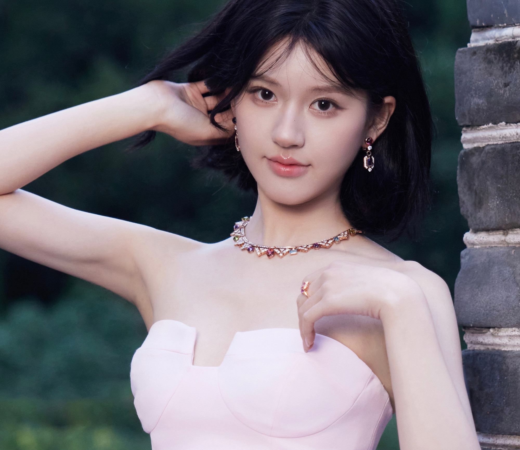 Thất bại của hai bộ phim cổ trang, cùng với đó là diễn xuất bị chê kém không thể đóng dòng phim chính kịch khiến Triệu Lộ Tư loay hoay trong việc phát triển sự nghiệp. Thất bại của hai bộ phim cổ trang, cùng với đó là diễn xuất bị chê kém không thể đóng dòng phim chính kịch khiến Triệu Lộ Tư loay hoay trong việc phát triển sự nghiệp.