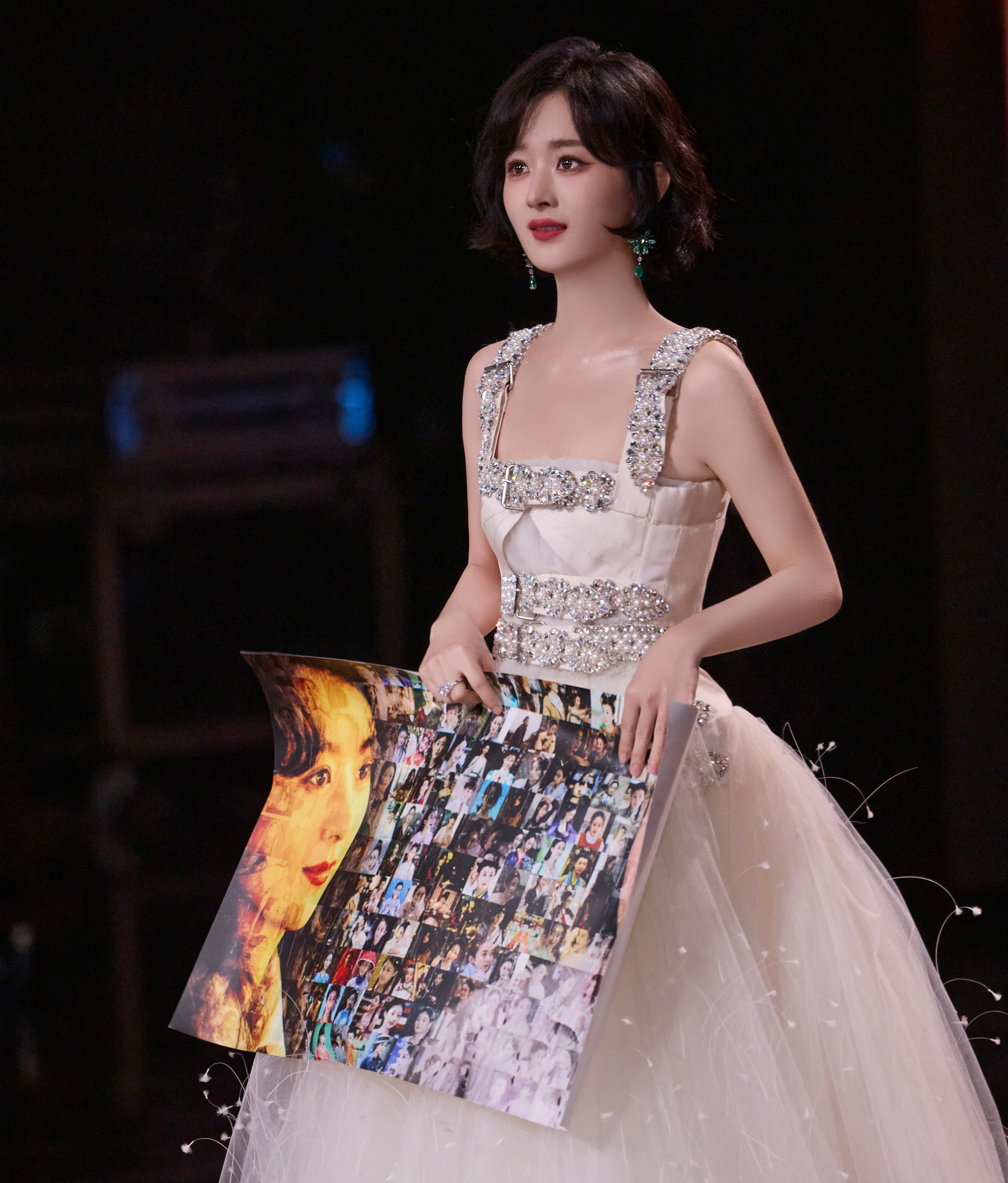 Triệu Lệ Dĩnh đoạt giải Nữ chính xuất sắc (Thị hậu) của Kim Ưng 2024 với phim Gió thổi Bán Hạ. Triệu Lệ Dĩnh đoạt giải Nữ chính xuất sắc (Thị hậu) của Kim Ưng 2024 với phim Gió thổi Bán Hạ.