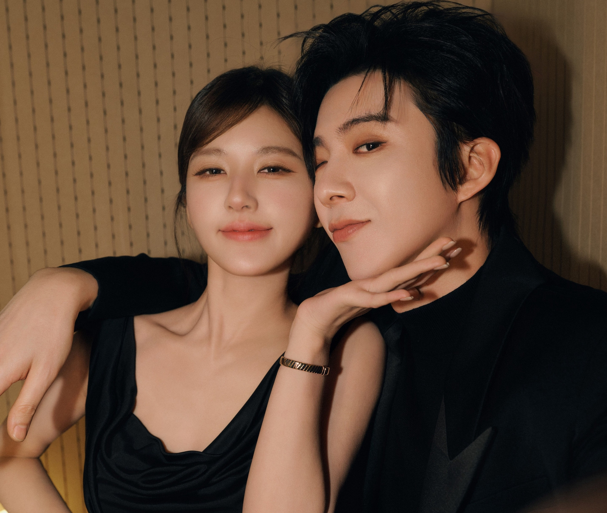 Triệu Lộ Tư bị chê khi chụp bộ ảnh tình tứ với Lưu Vũ Ninh dù họ chỉ là đồng nghiệp. Triệu Lộ Tư bị chê khi chụp bộ ảnh tình tứ với Lưu Vũ Ninh dù họ chỉ là đồng nghiệp.