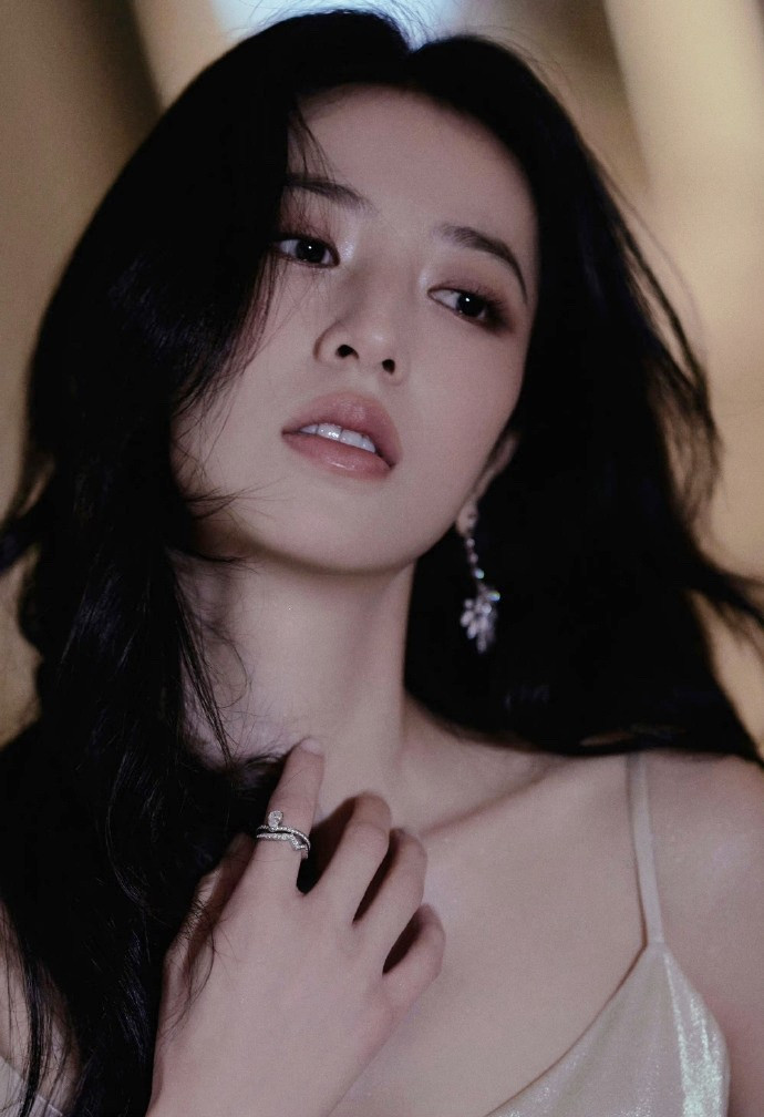 Từ mỹ nhân được yêu thích, Châu Vũ Đồng mất hết danh tiếng, bị ghét bậc nhất Cbiz.