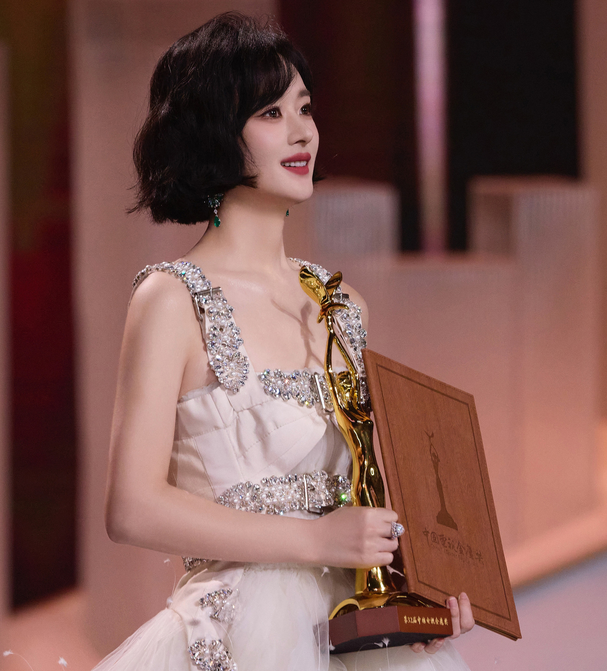 Triệu Lệ Dĩnh đoạt giải Nữ chính xuất sắc (Thị hậu) của Kim Ưng 2024 với phim Gió thổi Bán Hạ. Triệu Lệ Dĩnh đoạt giải Nữ chính xuất sắc (Thị hậu) của Kim Ưng 2024 với phim Gió thổi Bán Hạ.