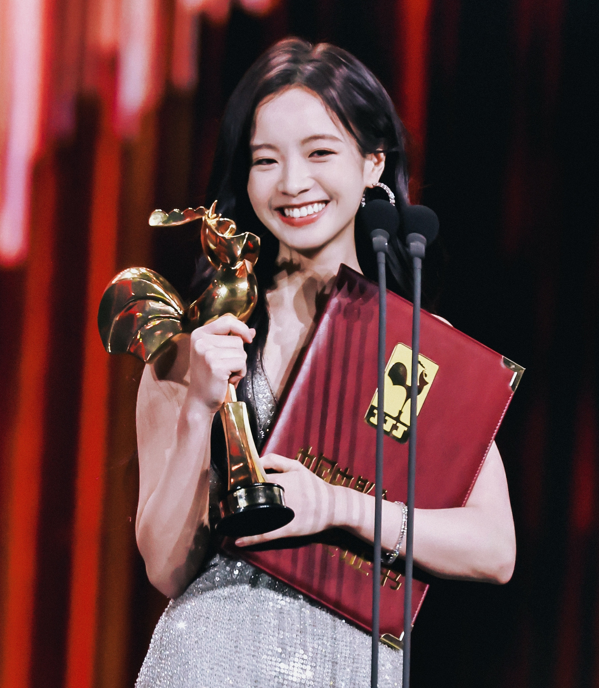 Phim Chúng ta cùng nhau rung chuyển mặt trời của Lý Canh Hy từng phải rút khỏi rạp chiếu vì doanh thu bết bát. Nhưng cô bất ngờ giành giải Ảnh hậu. Phim Chúng ta cùng nhau rung chuyển mặt trời của Lý Canh Hy từng phải rút khỏi rạp chiếu vì doanh thu bết bát. Nhưng cô bất ngờ giành giải Ảnh hậu.