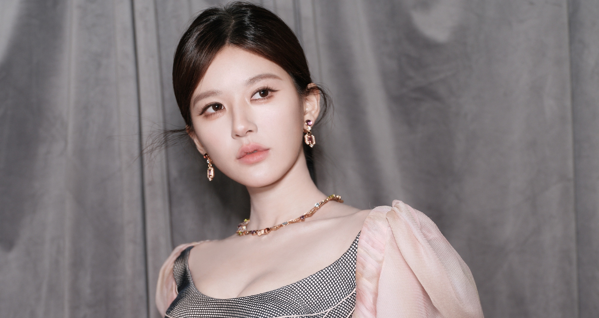 Triệu Lộ Tư danh tiếng xuống dốc. Bị nghi ngờ cả về khả năng diễn xuất lẫn thu hút khán giả. Triệu Lộ Tư danh tiếng xuống dốc. Bị nghi ngờ cả về khả năng diễn xuất lẫn thu hút khán giả.