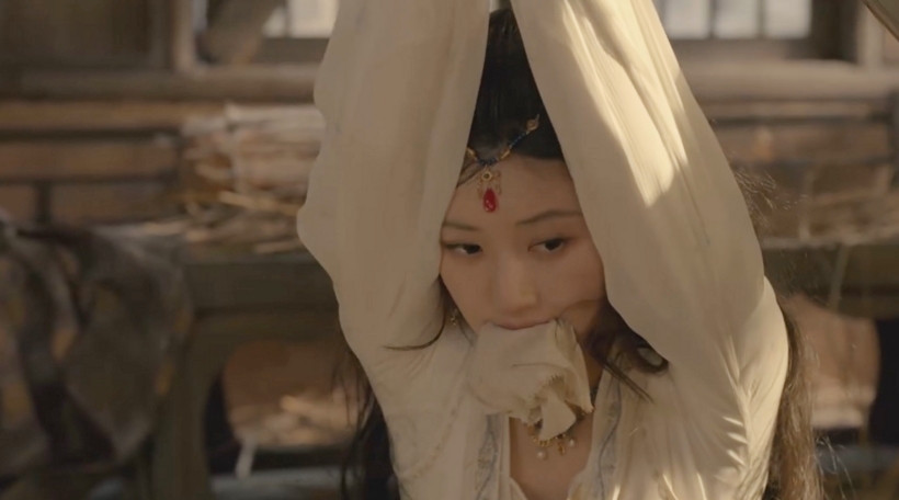 Cảnh quay bị chê qua loa, thiếu chuyên nghiệp của Triệu Lộ Tư. Cảnh quay bị chê qua loa, thiếu chuyên nghiệp của Triệu Lộ Tư.