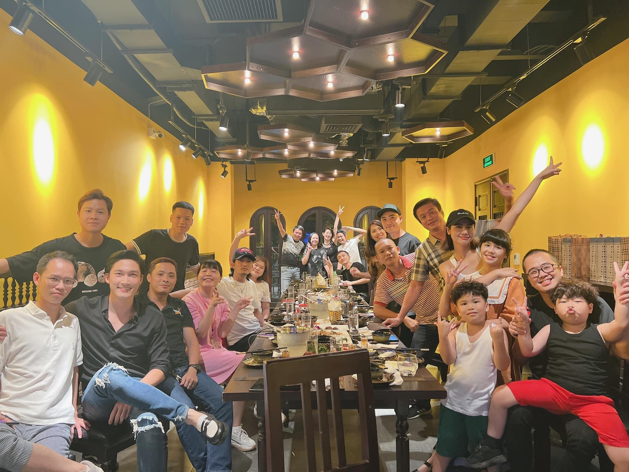 Một số hình ảnh tại buổi tiệc chia tay được Huyền Lizzie đăng tải Một số hình ảnh tại buổi tiệc chia tay được Huyền Lizzie đăng tải