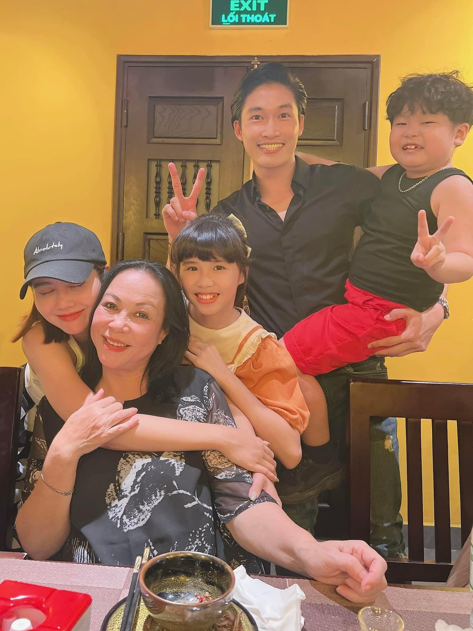 Một số hình ảnh tại buổi tiệc chia tay được Huyền Lizzie đăng tải Một số hình ảnh tại buổi tiệc chia tay được Huyền Lizzie đăng tải