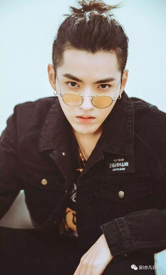 Diễn viên sinh năm 1990 nằm trong "tứ đại lưu lượng" cùng Lộc Hàm, Lý Dịch Phong, Dương Dương. Diễn viên sinh năm 1990 nằm trong "tứ đại lưu lượng" cùng Lộc Hàm, Lý Dịch Phong, Dương Dương.